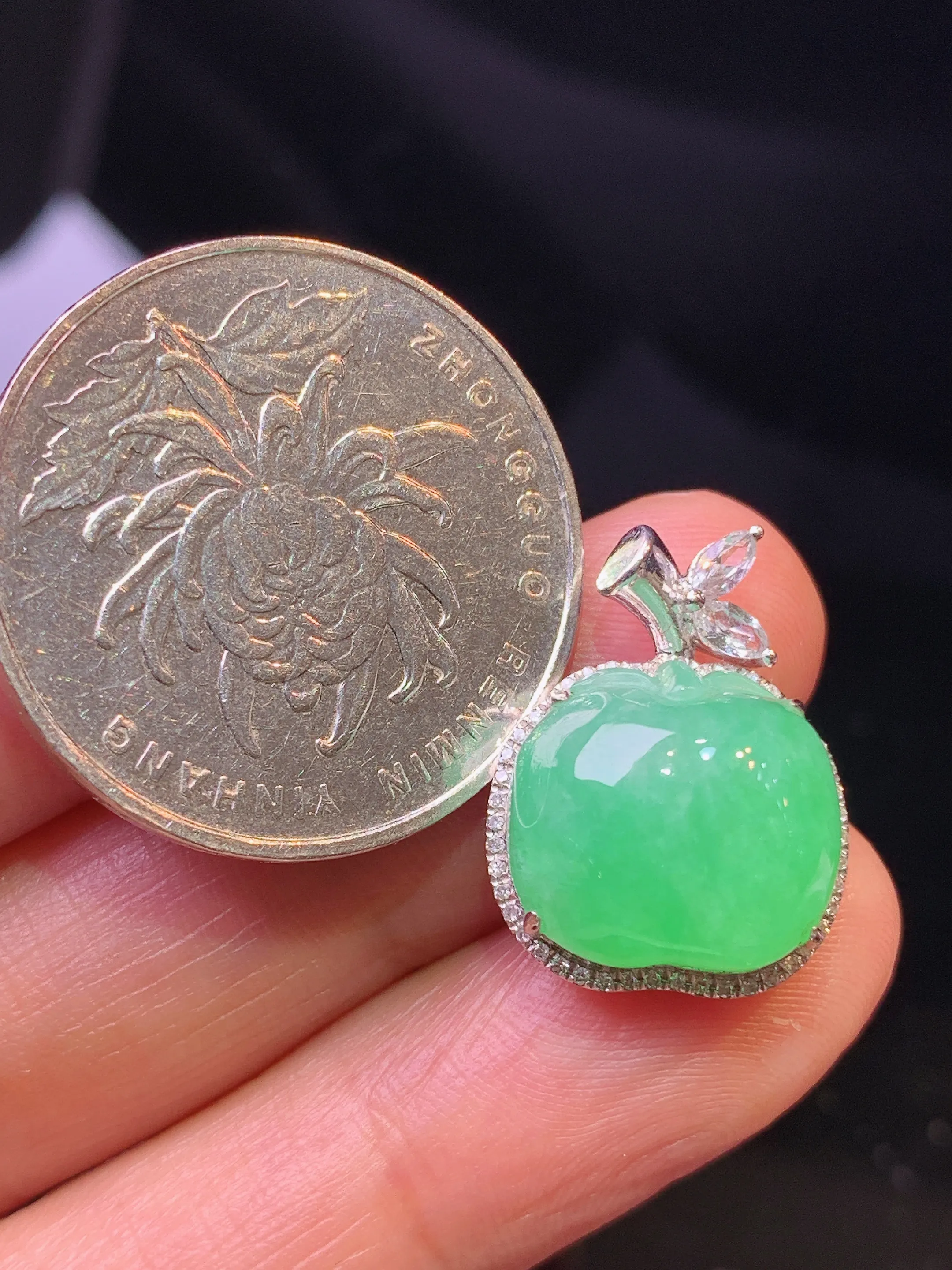 18金钻镶嵌翠绿苹果吊坠 玉质细腻 色泽清新艳丽 整体尺寸18.8*14.3*9.8