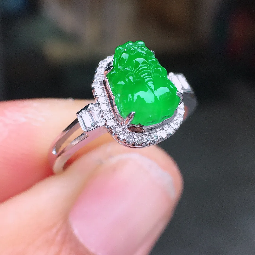 阳绿貔貅戒指，色泽均匀艳丽，玉质细腻，荧光感超
强，饱满圆润，尽显优雅气质，18k
金豪华镶嵌