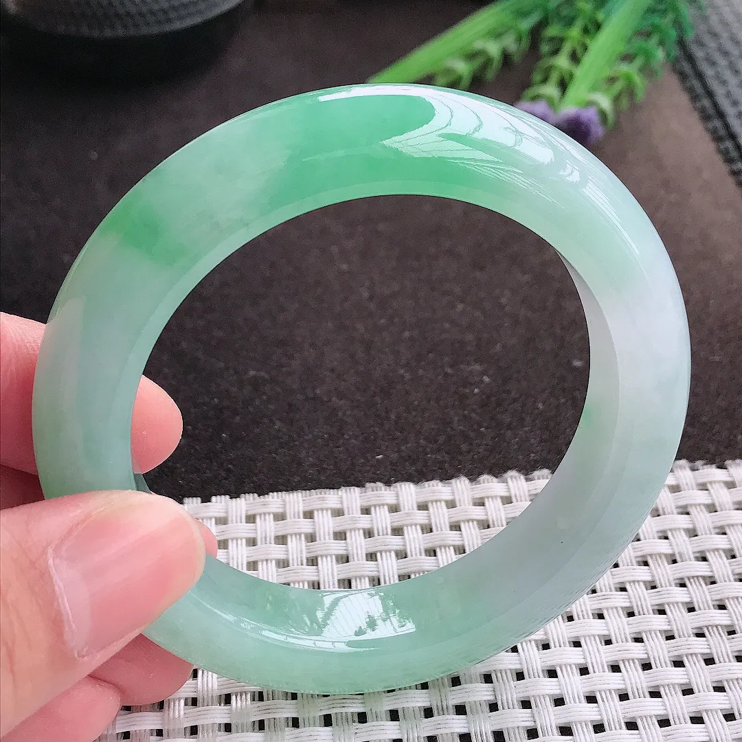 实拍A货翡翠55/12.8/10.2老坑冰胶水灵冰晴甜绿手镯厚装宽边玉镯