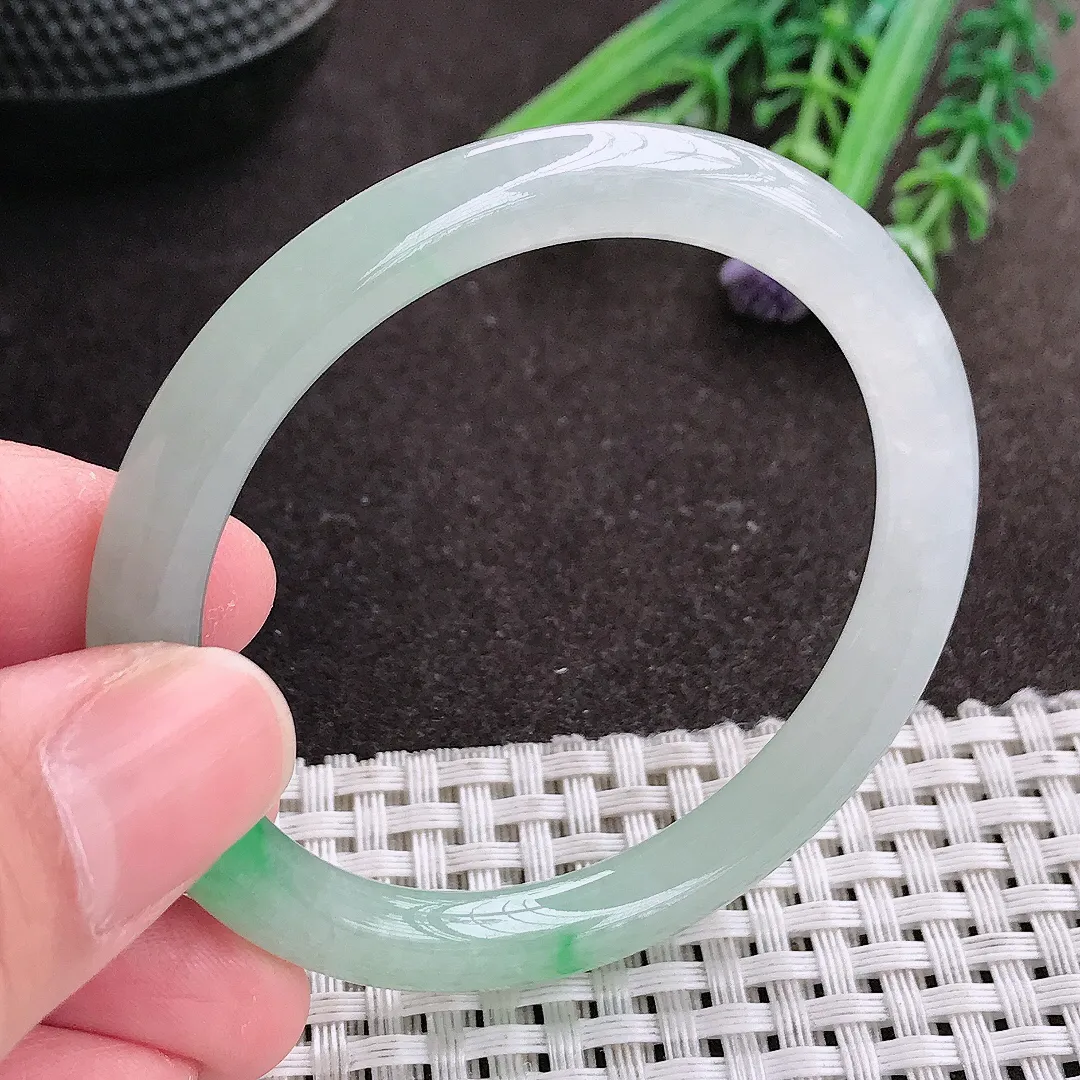 实拍A货翡翠49.5/6.8/7.3小圈口老坑冰胶水灵飘阳绿圆条手镯细条翡翠玉镯