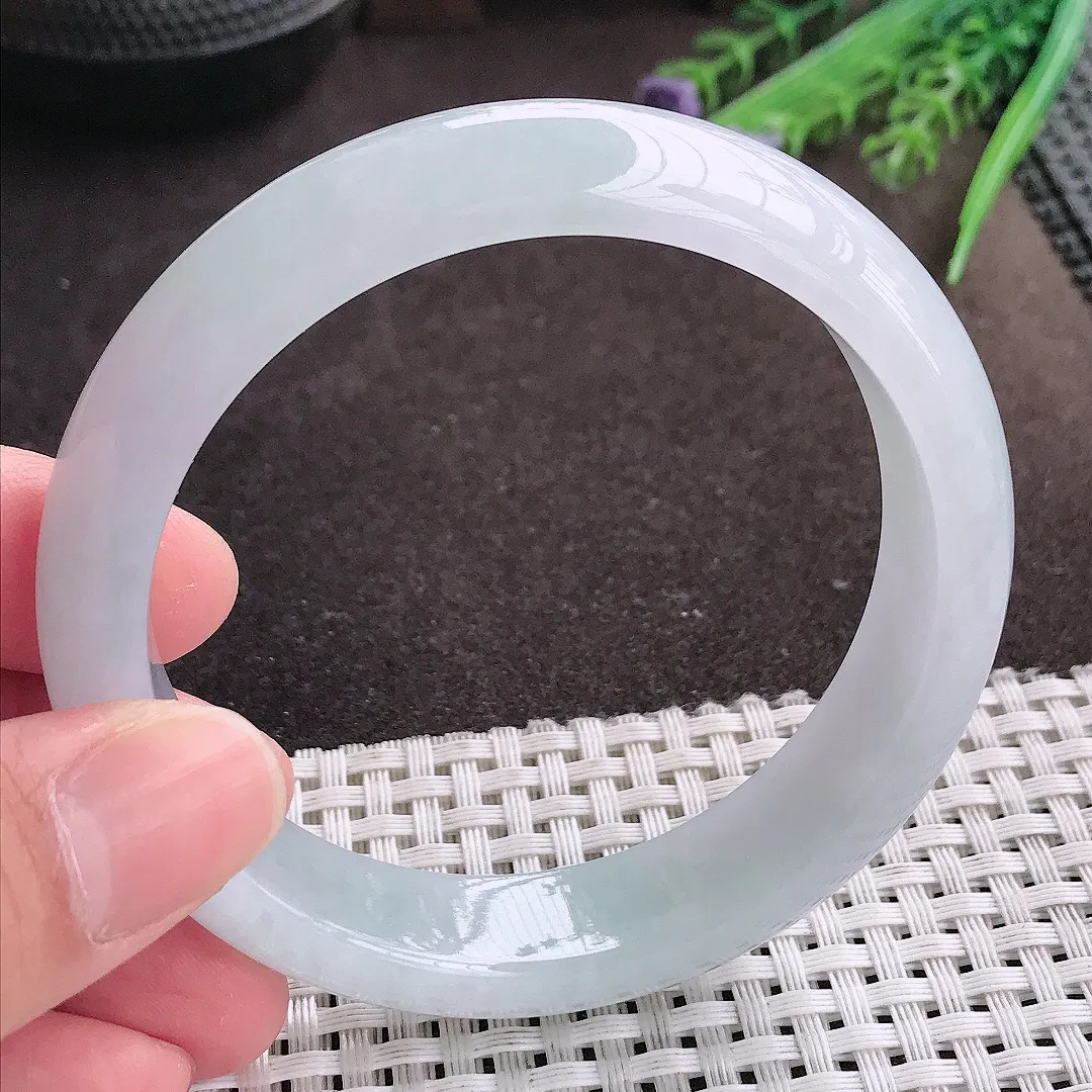 实拍A货翡翠59/14.3/8.1老坑秀气冰润月光白手镯宽边翡翠玉镯