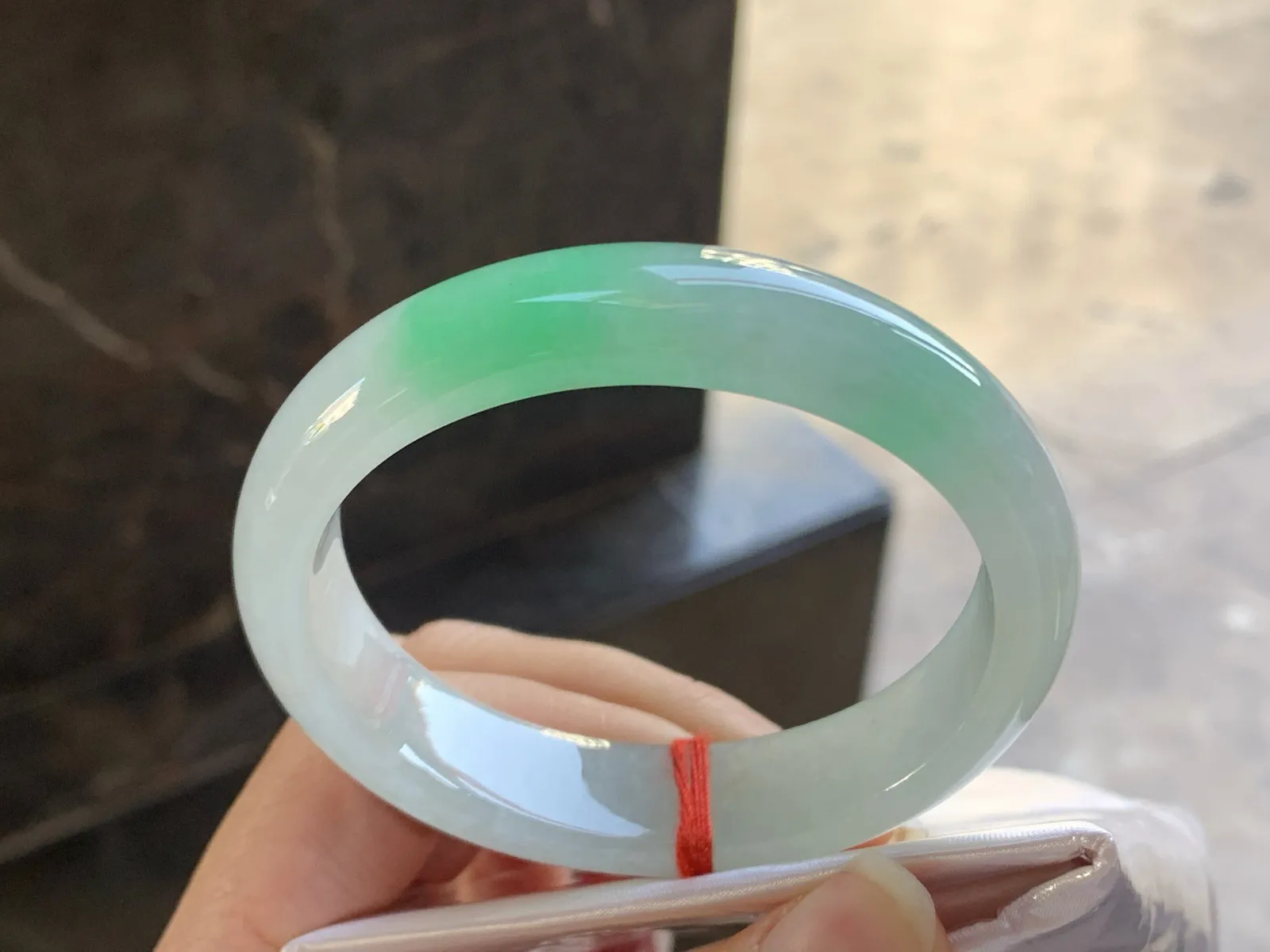 55-13.5-8

阳绿色贵妃手镯^_^玉质温润 色阳细腻 正圈52 53可以带