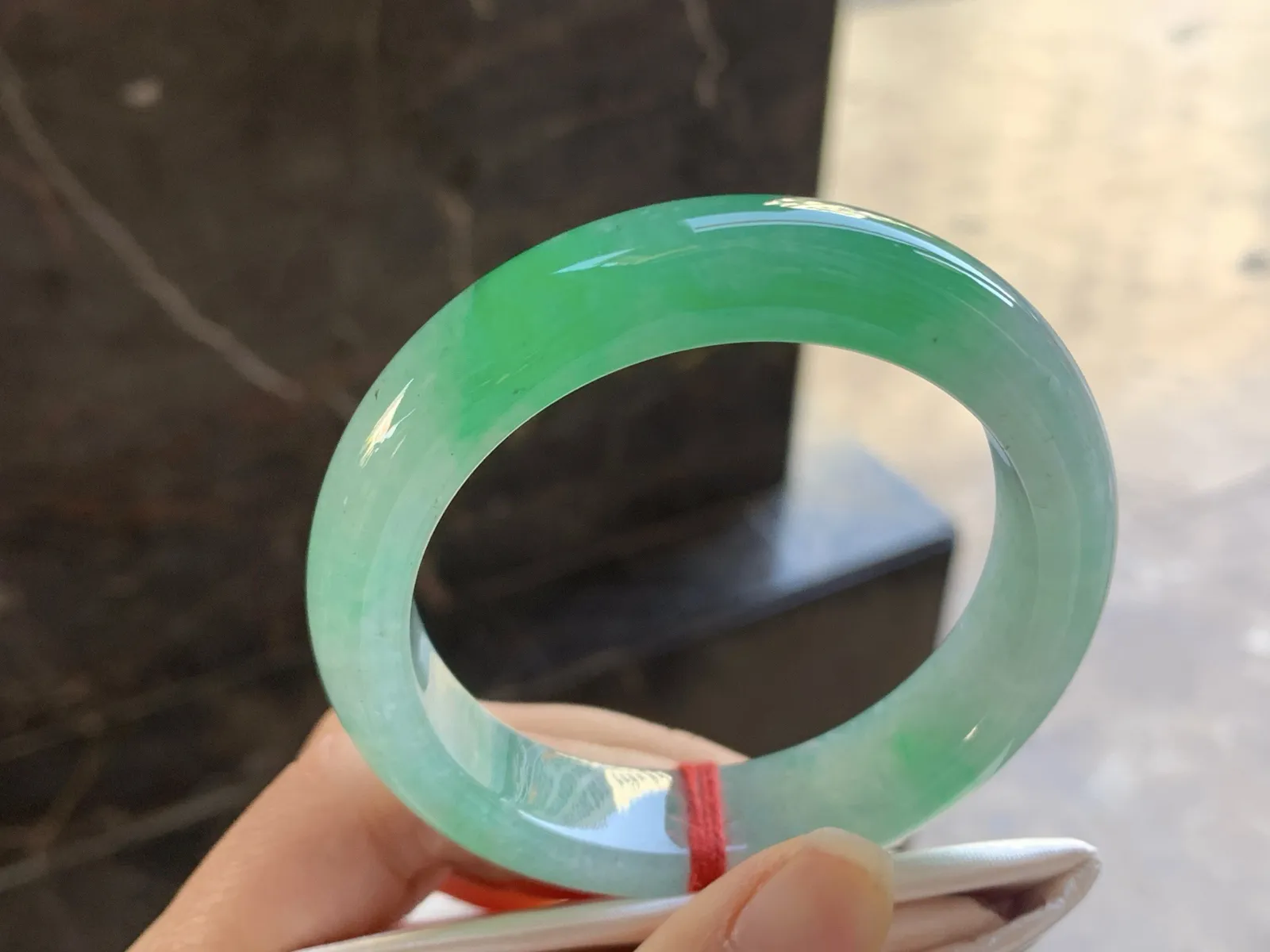 54-13.3-8.7

绿色手镯^_^颜色鲜艳 玉质温润 起光