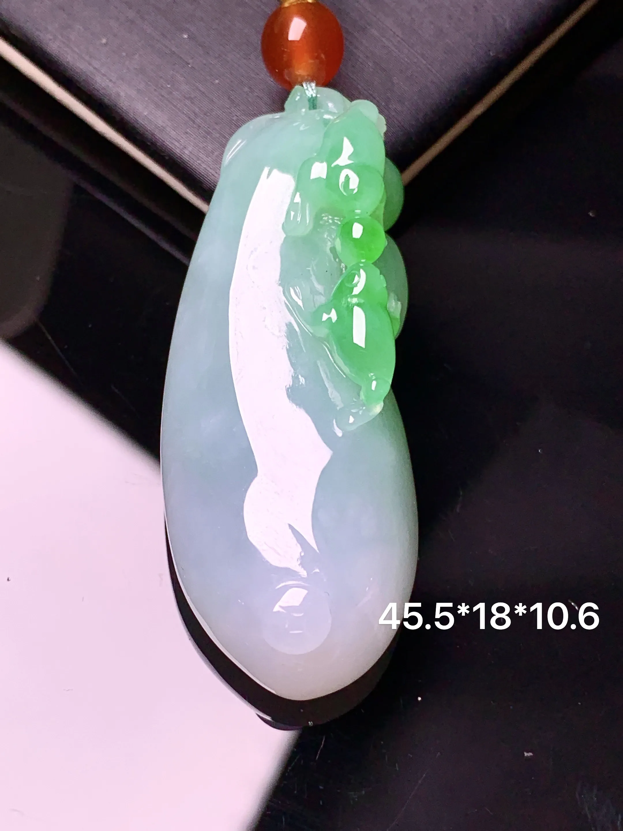 飘绿福瓜吊坠 玉质细腻 色泽清新艳丽 整体尺寸45.5*18*10.6