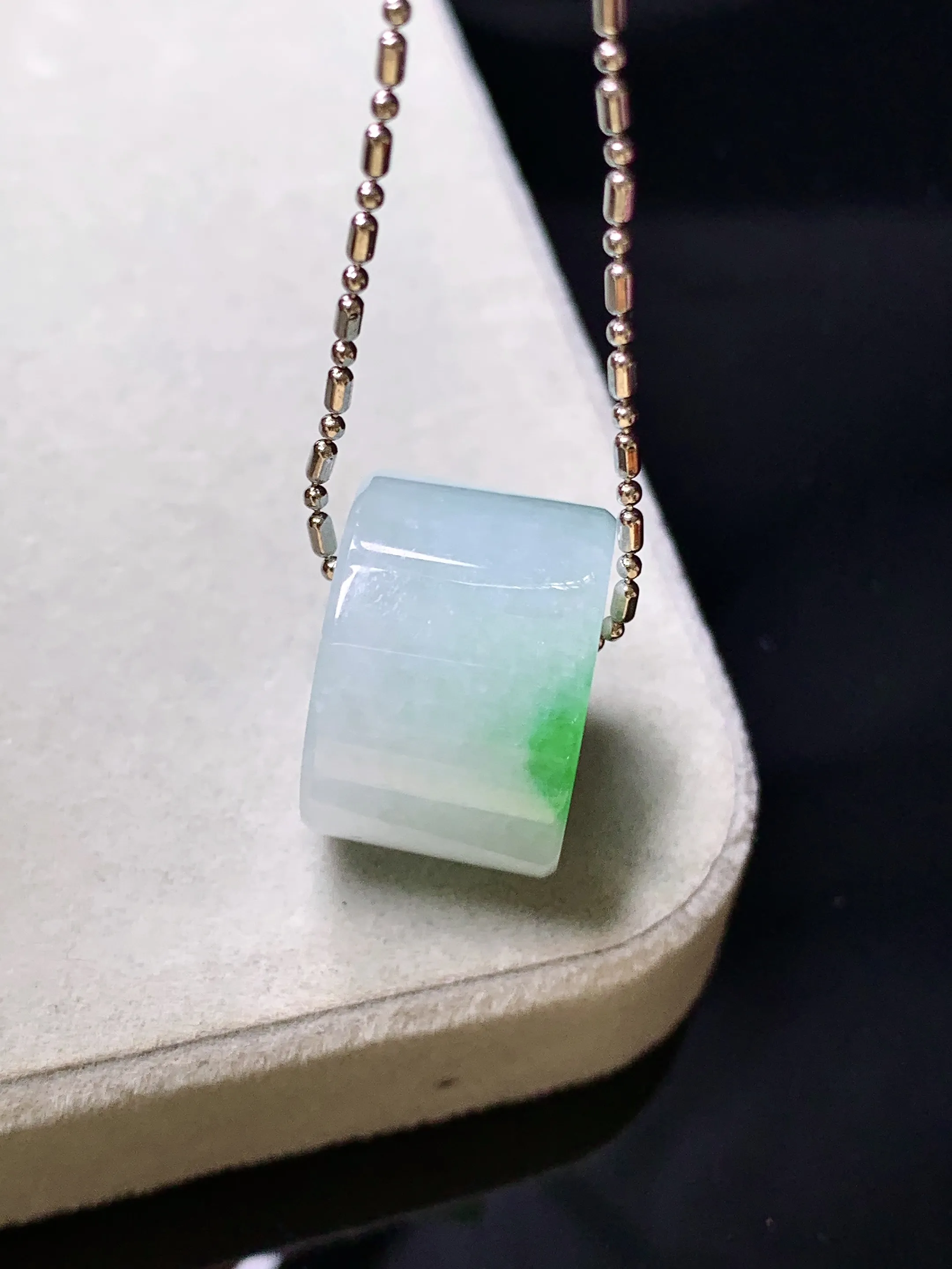 飘绿路路通吊坠 玉质细腻 色泽清新艳丽 整体尺寸18.2*18.2*12.5