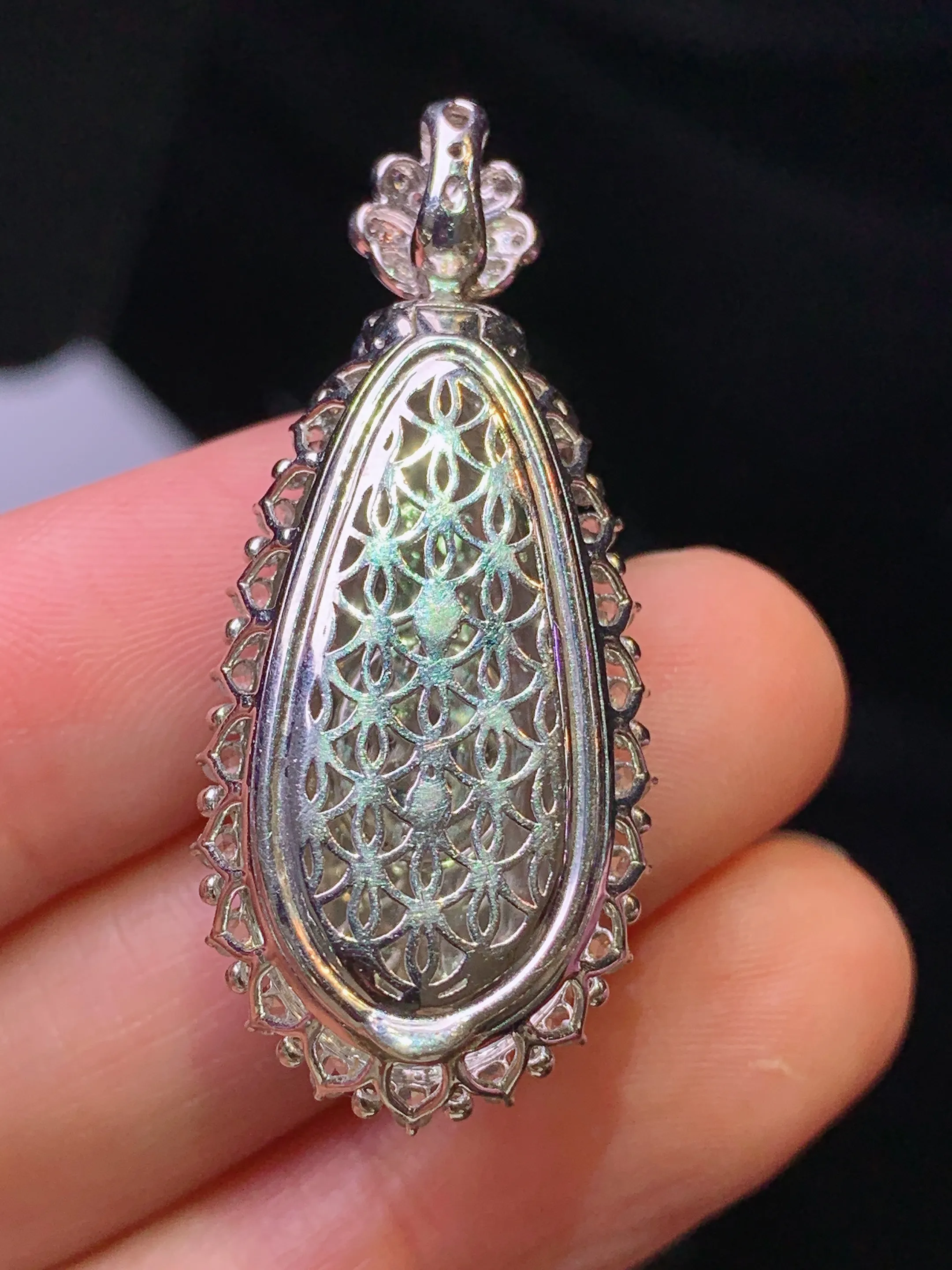 18k金钻镶嵌翠绿福瓜吊坠 玉质细腻 色泽艳丽清新 整体尺寸39*17*12.5