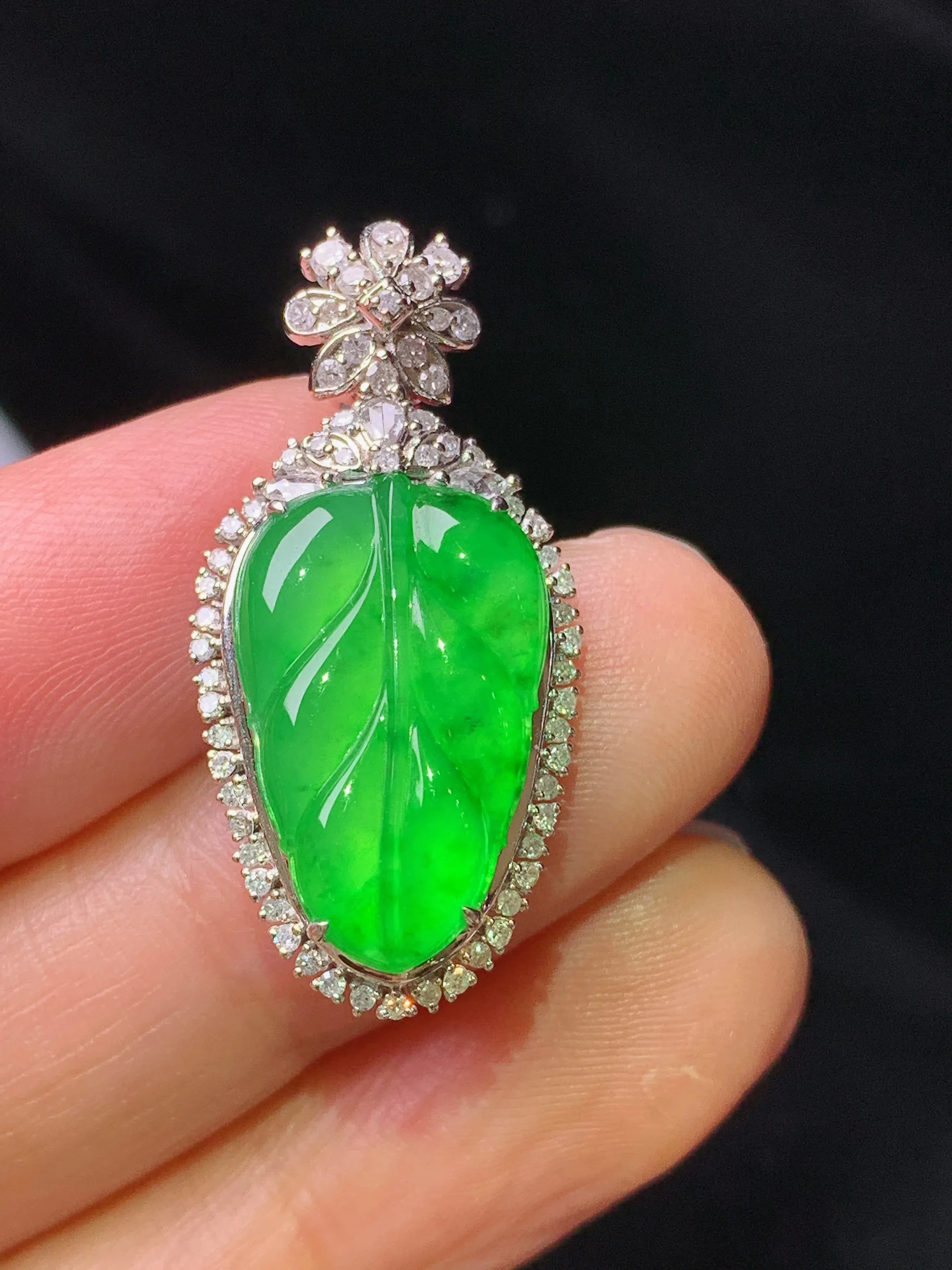 18k金钻镶嵌满绿树叶吊坠 玉质细腻 色泽艳丽清新 整体尺寸30.3*14.8*7.5