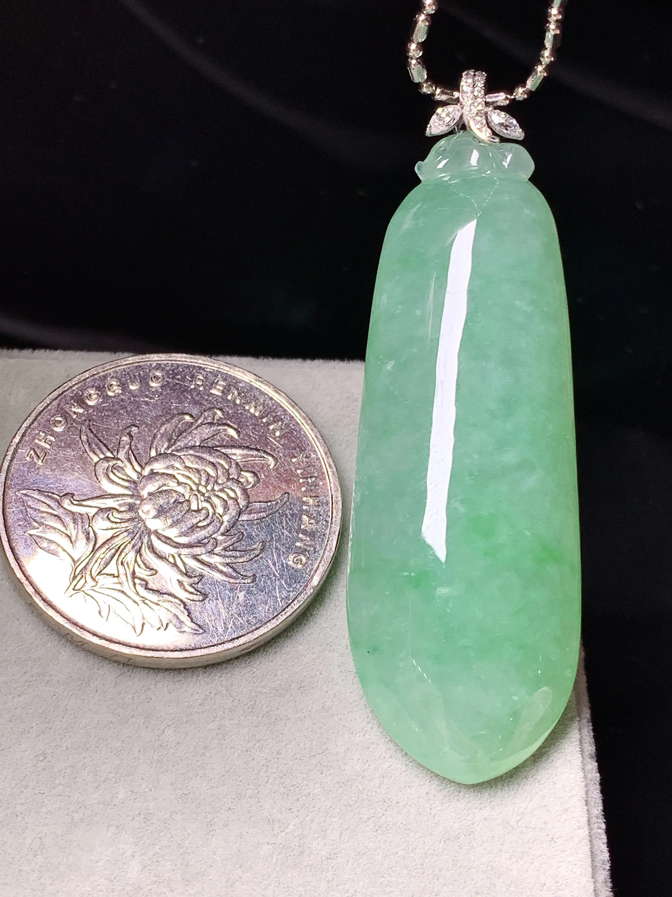 18金钻镶嵌浅绿福瓜吊坠 玉质细腻 色泽清新艳丽 整体尺寸51.3*16.3*8.8