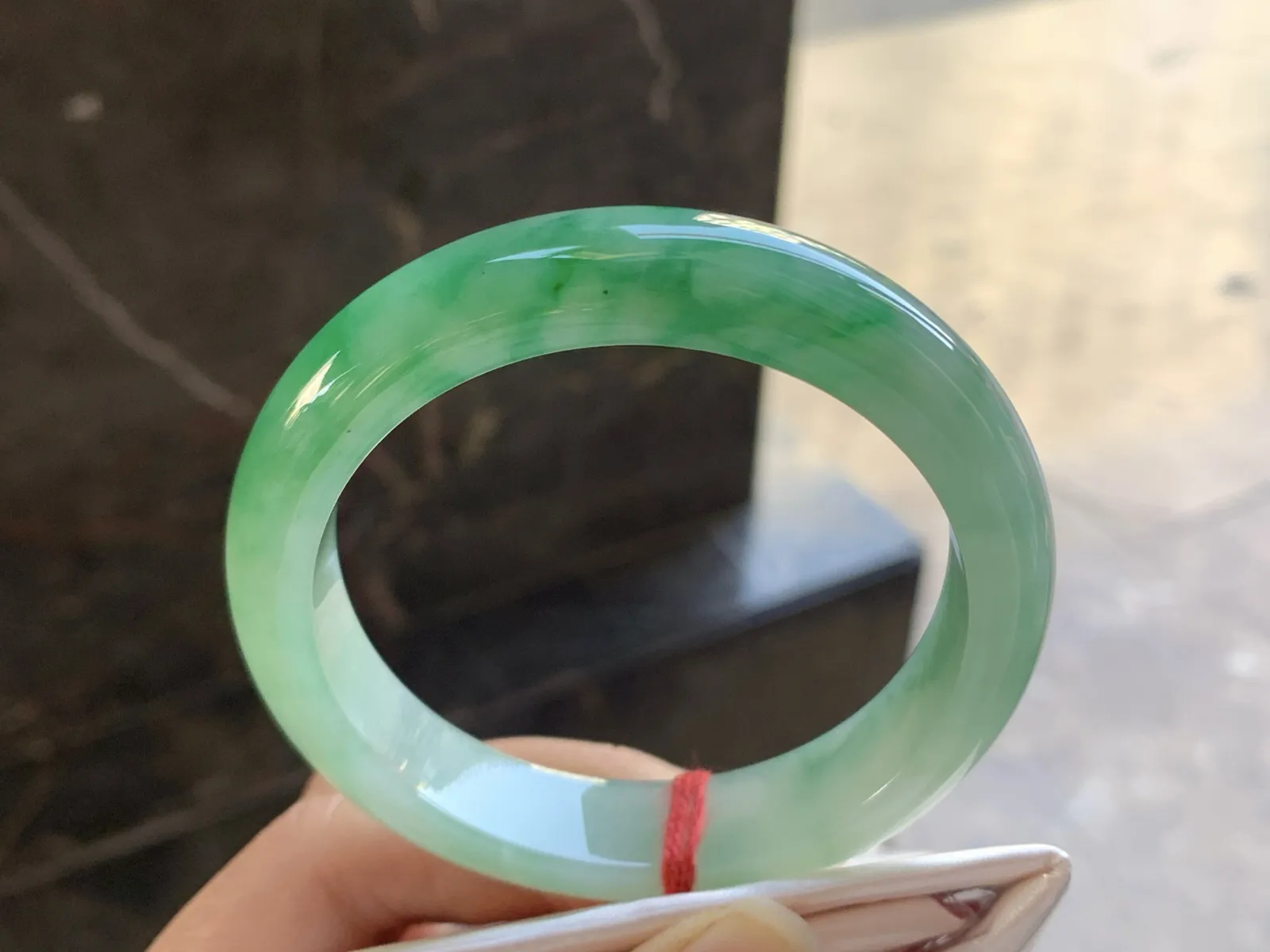 56-12.9-8.3

绿色手镯^_^颜色鲜艳 玉质温润