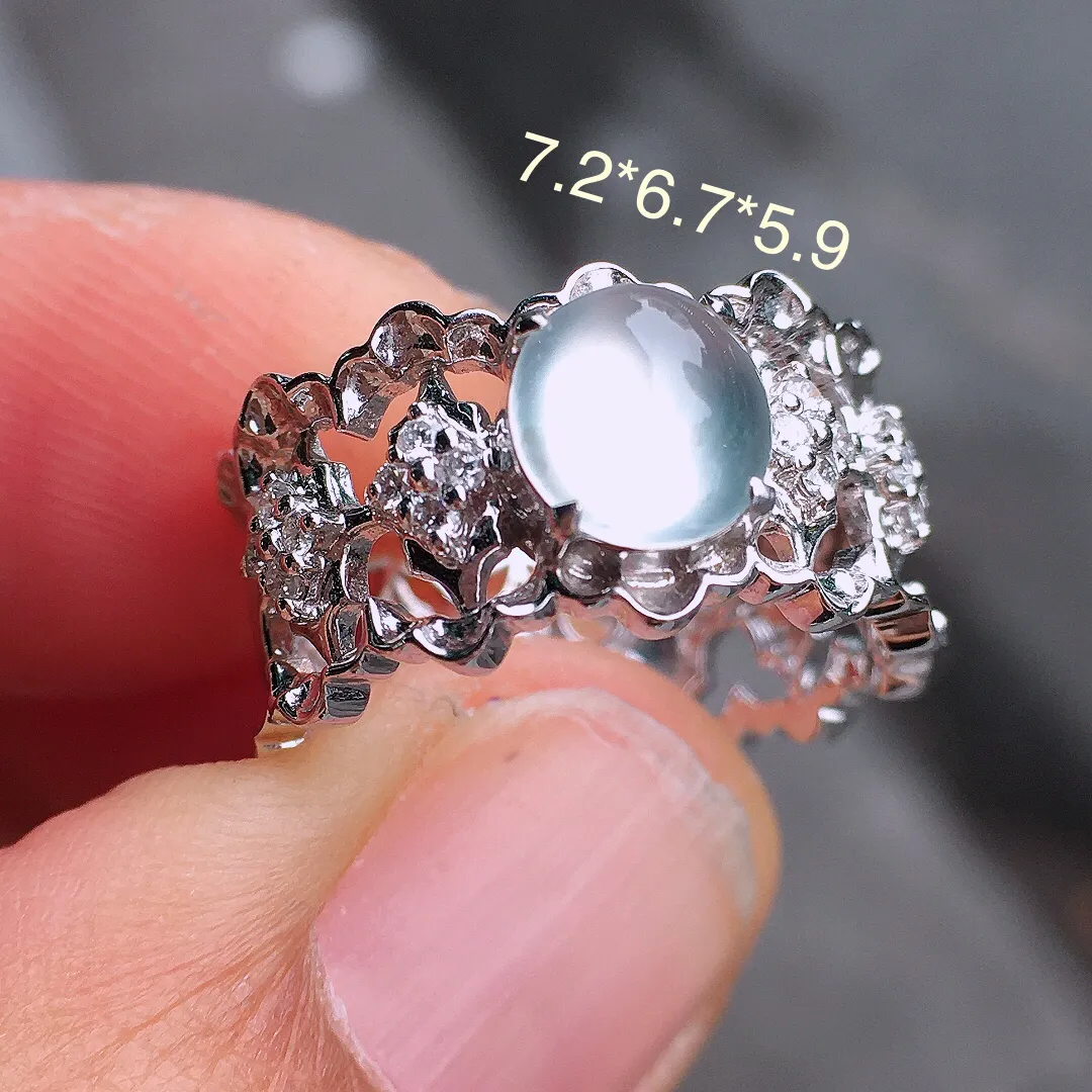 玻璃种蛋面戒指，玉质细腻，荧光感超
强，饱满圆润，尽显优雅气质，18k
金豪华镶嵌