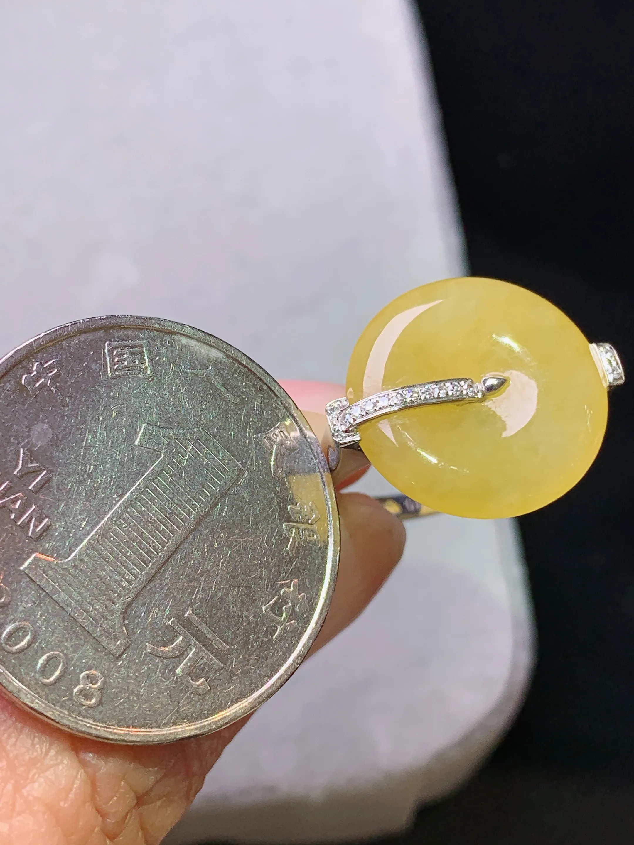 18k金钻镶嵌黄翡平安扣戒指 玉质细腻 色泽艳丽清新 圈口14.5 整体尺寸 15.6*3.2