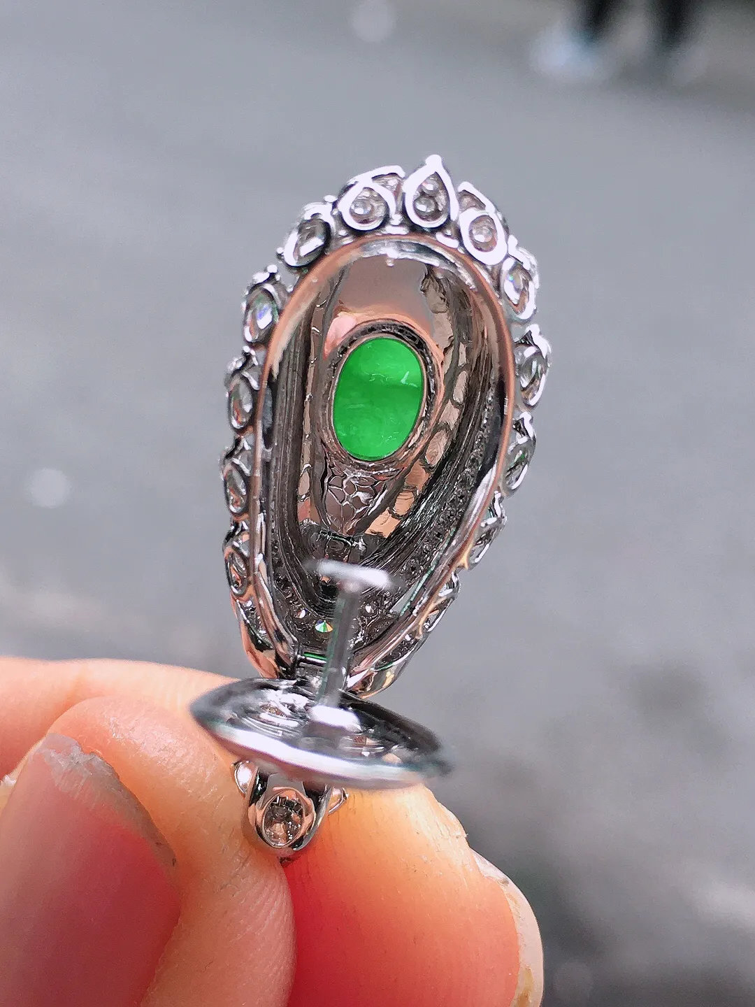 阳绿福豆吊坠，色泽均匀艳丽，玉质细腻，荧光感超
强，饱满圆润，尽显优雅气质，18k
金豪华镶嵌