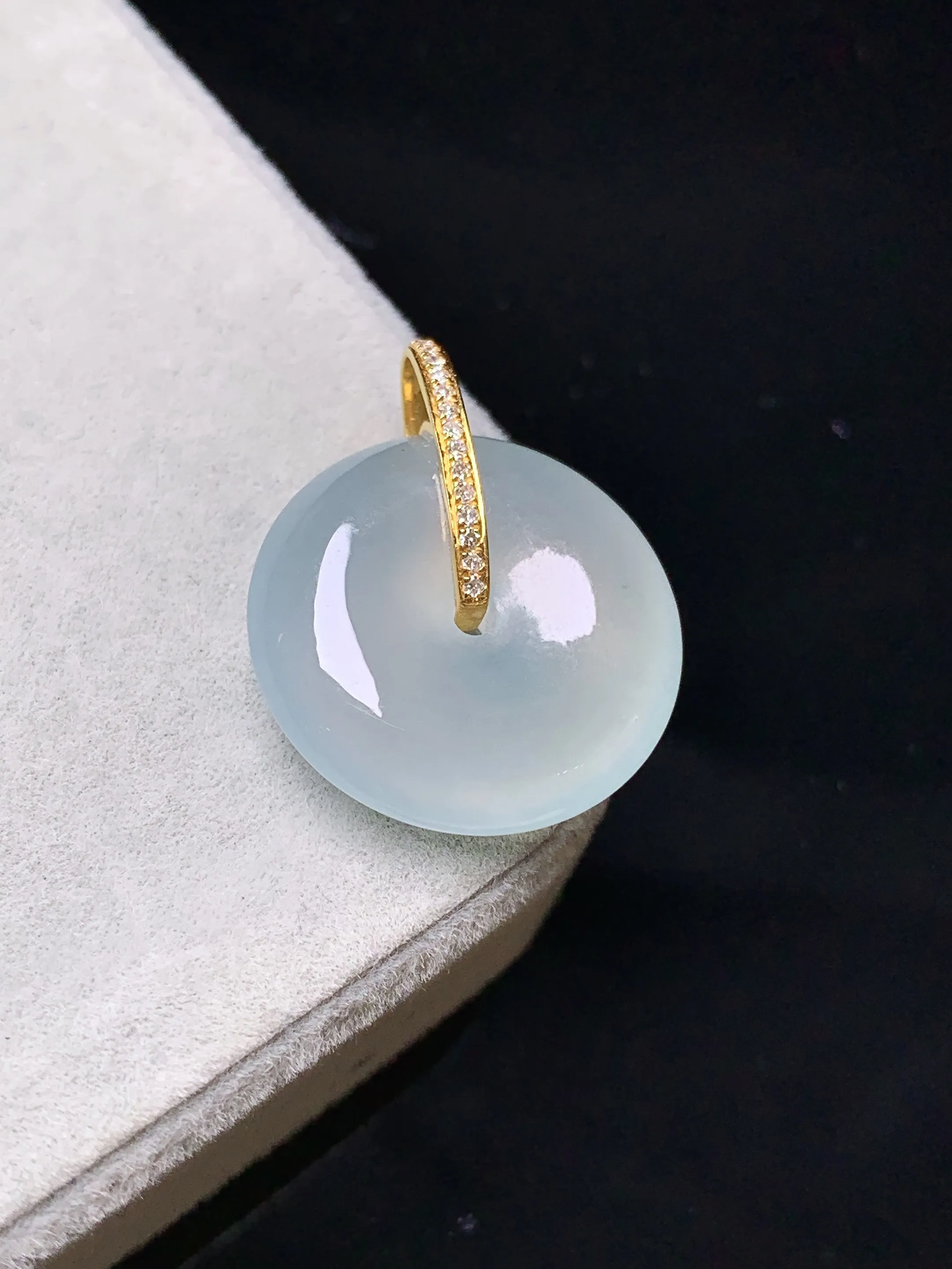 18k金钻镶嵌冰种平安扣吊坠 玉质细腻 色泽艳丽清新 整体尺寸21.5*17.5*5.2