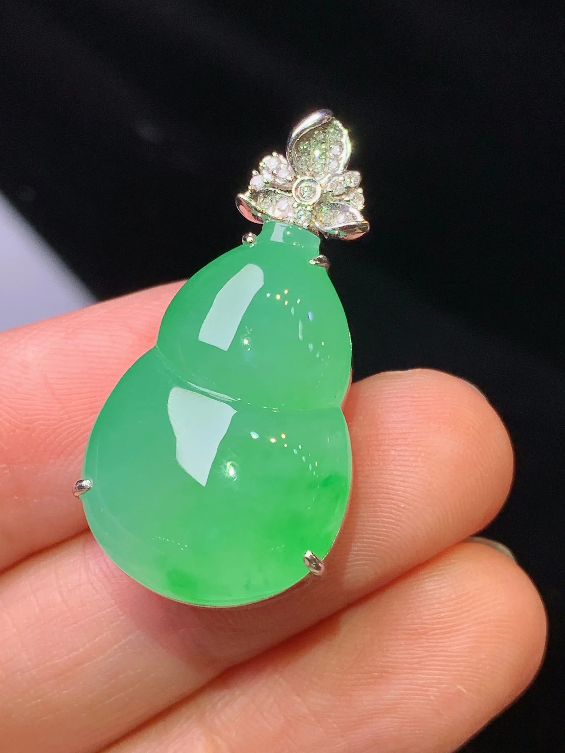 18k金钻镶嵌翠绿葫芦吊坠 玉质细腻 色泽艳丽清新 整体尺寸32*16.5*9.6