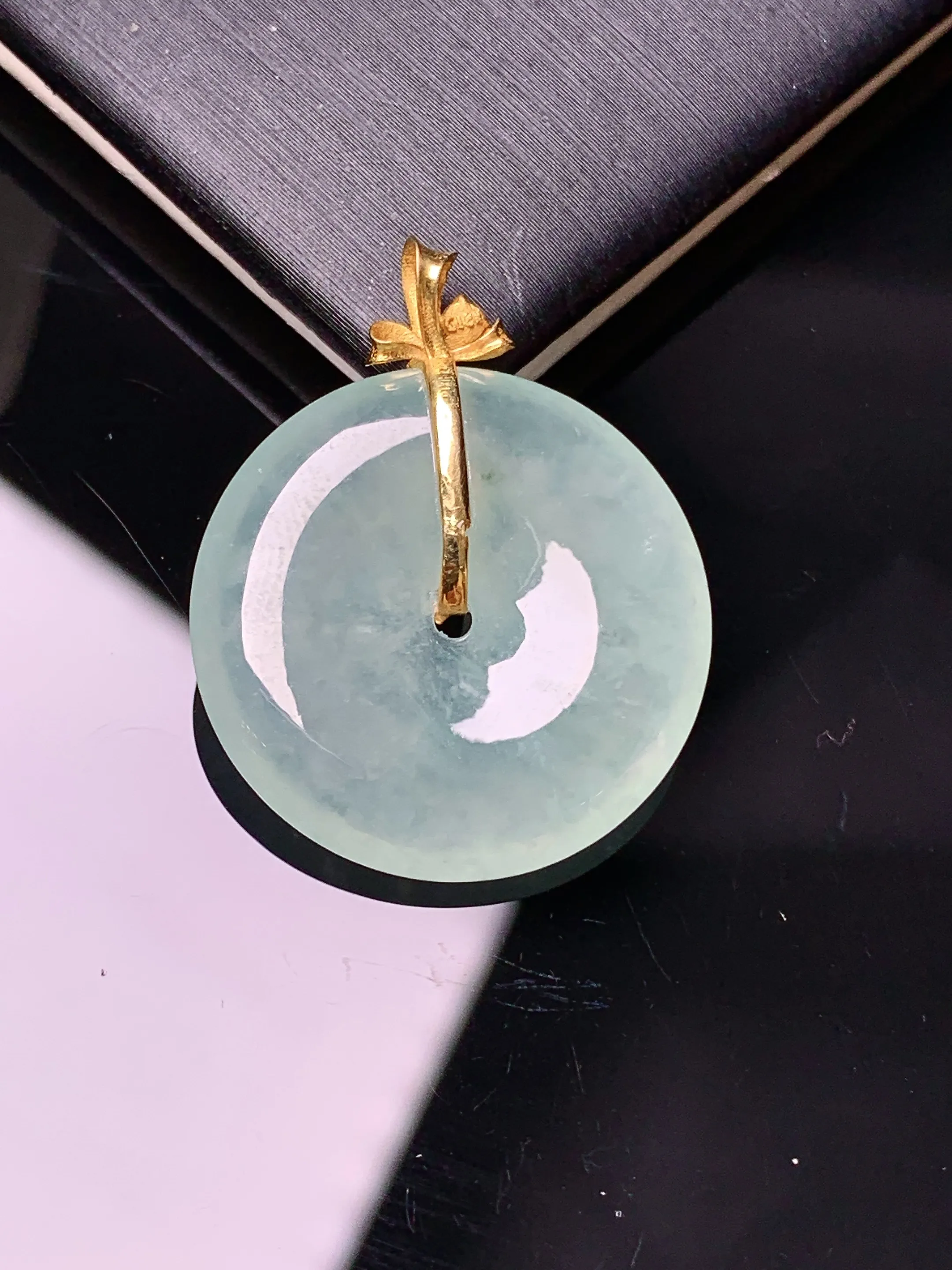 18金镶嵌冰种平安扣吊坠 玉质细腻 色泽清新艳丽 整体尺寸27.7*22.2*4.2