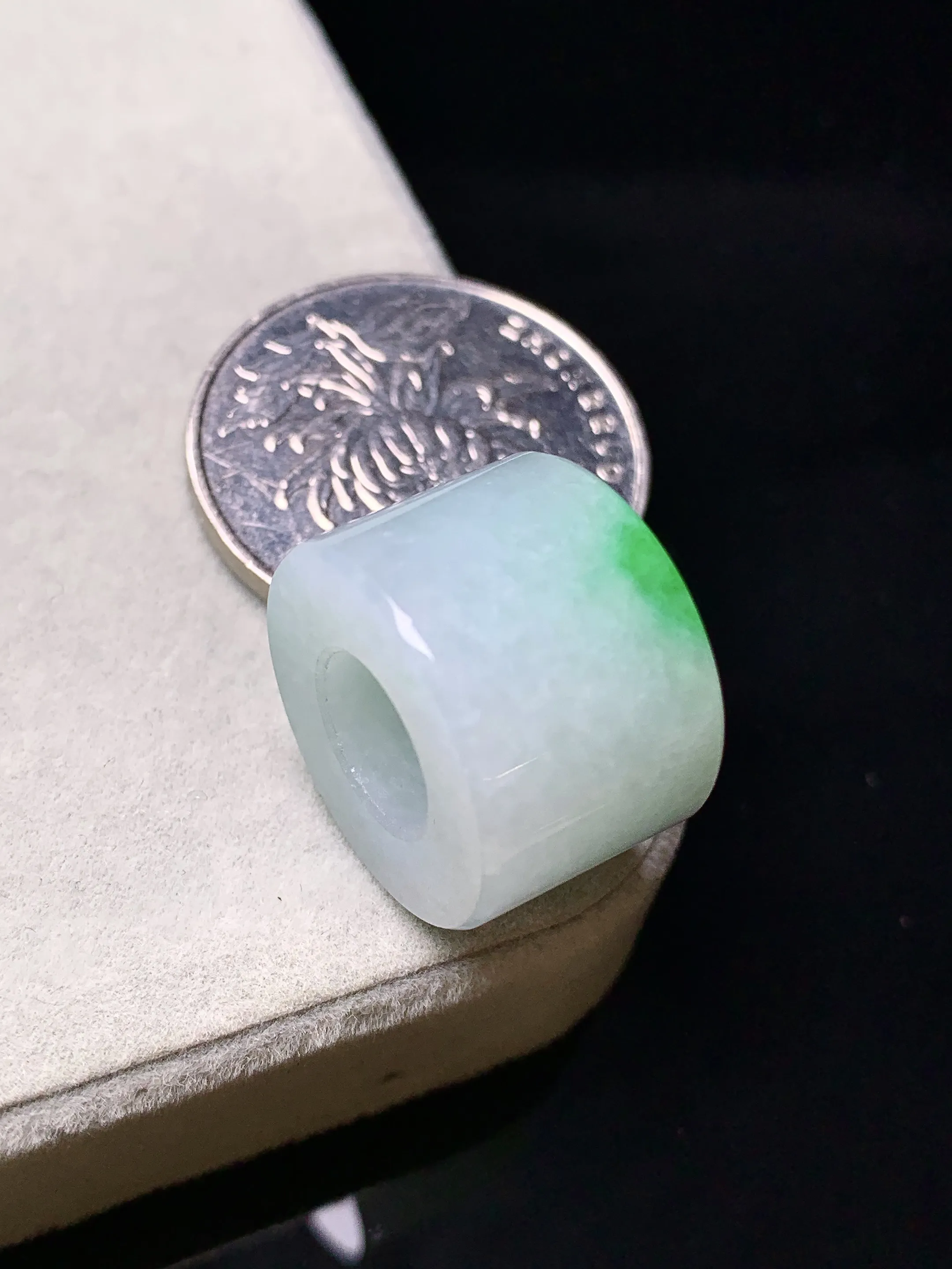 飘绿路路通吊坠 玉质细腻 色泽清新艳丽 整体尺寸18.2*18.2*12.5