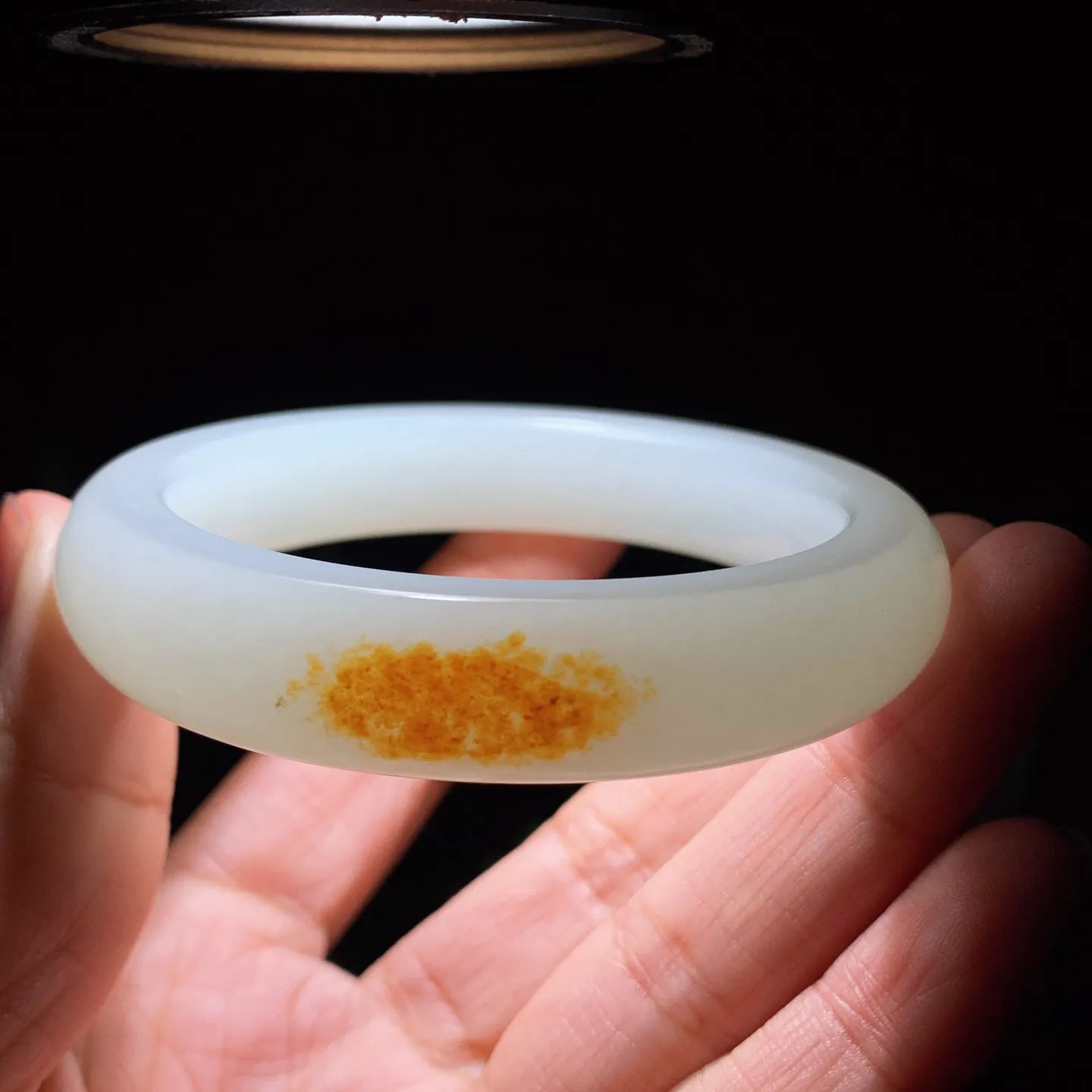 54圈口 新疆和田玉油皮料羊脂白手镯 54圈口条宽 12厚10重61.5克。玉质细腻油润。手推出油。佩戴高端典雅。lt260122