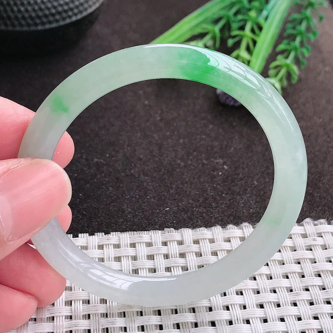 实拍A货翡翠49.5/6.8/7.3小圈口老坑冰胶水灵飘阳绿圆条手镯细条翡翠玉镯