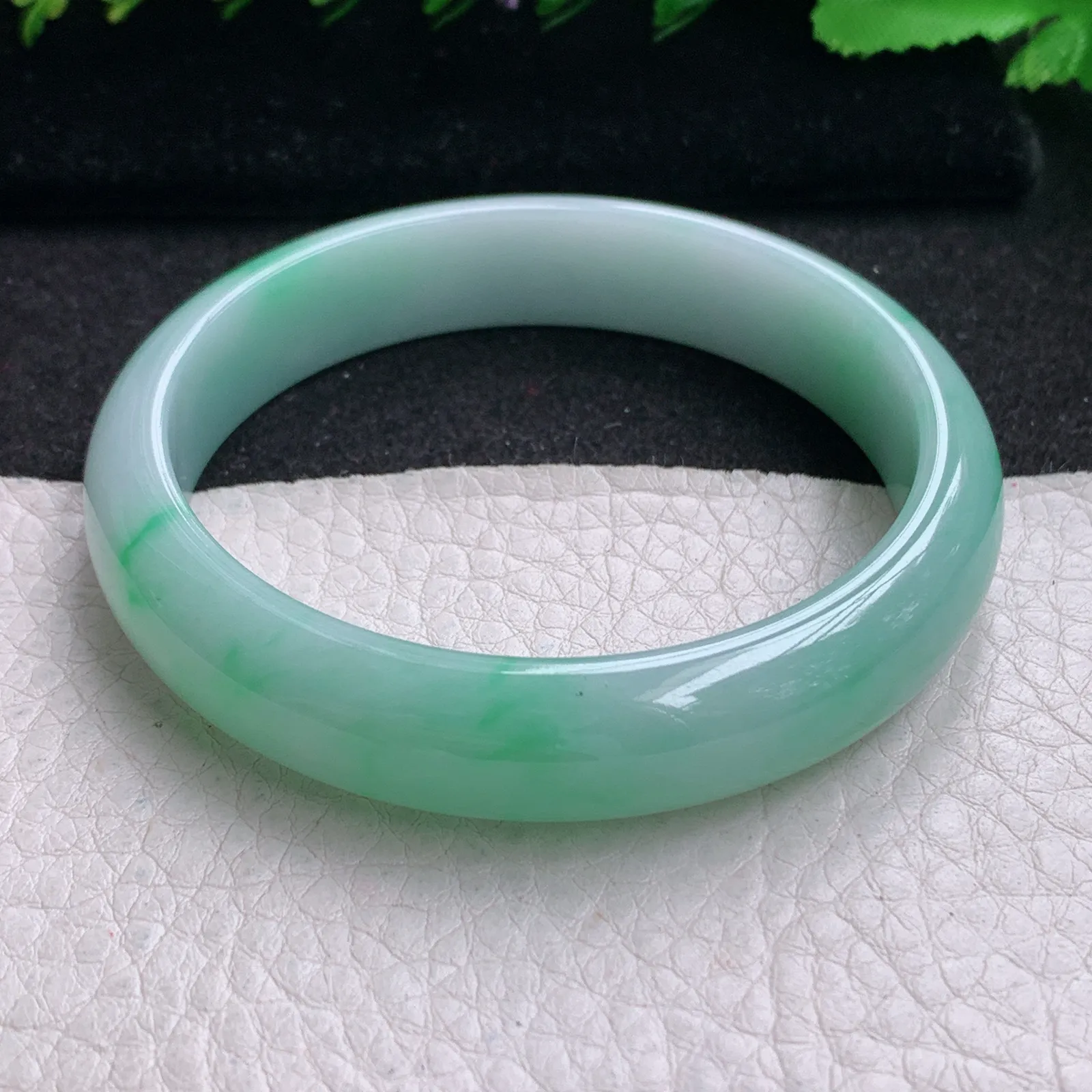 js实拍55*12.3*7平安镯 缅甸翡翠精美晴美飘绿宽边玉手镯 玉手环