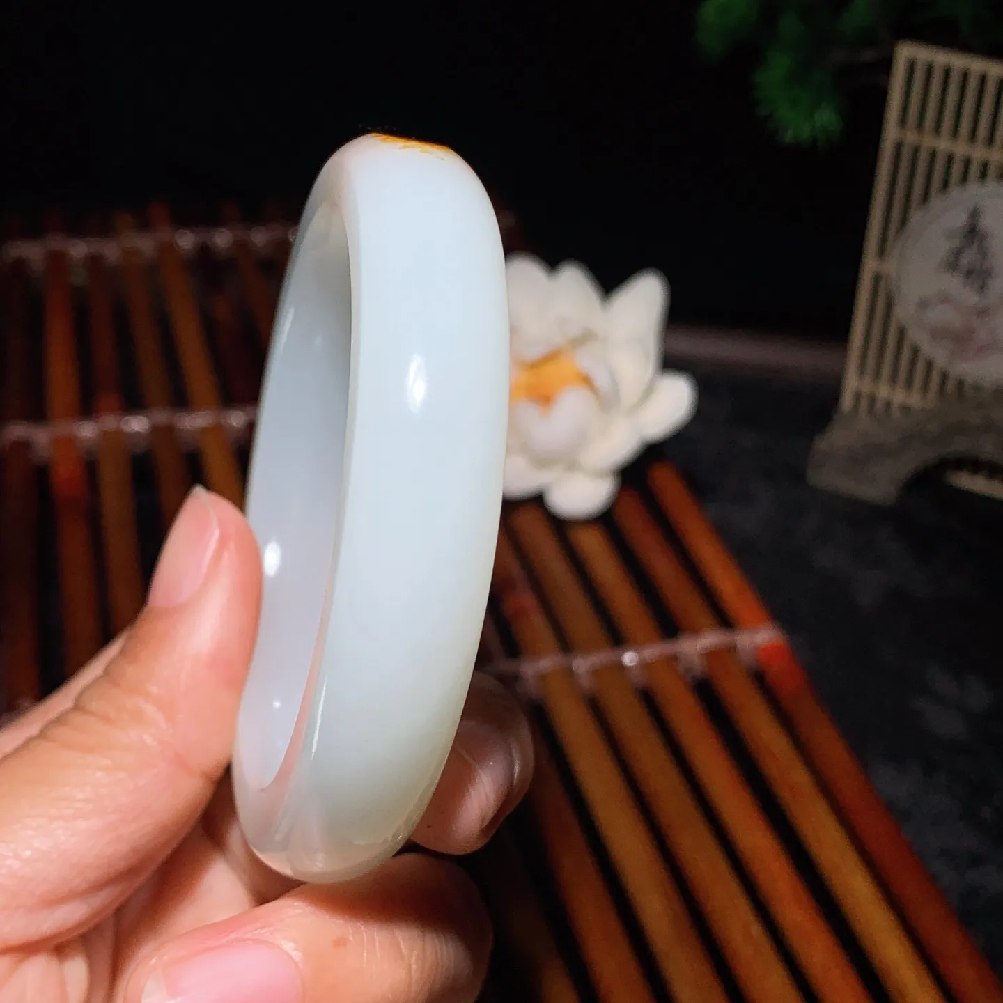 54圈口 新疆和田玉油皮料羊脂白手镯 54圈口条宽 12厚10重61.5克。玉质细腻油润。手推出油。佩戴高端典雅。lt260122