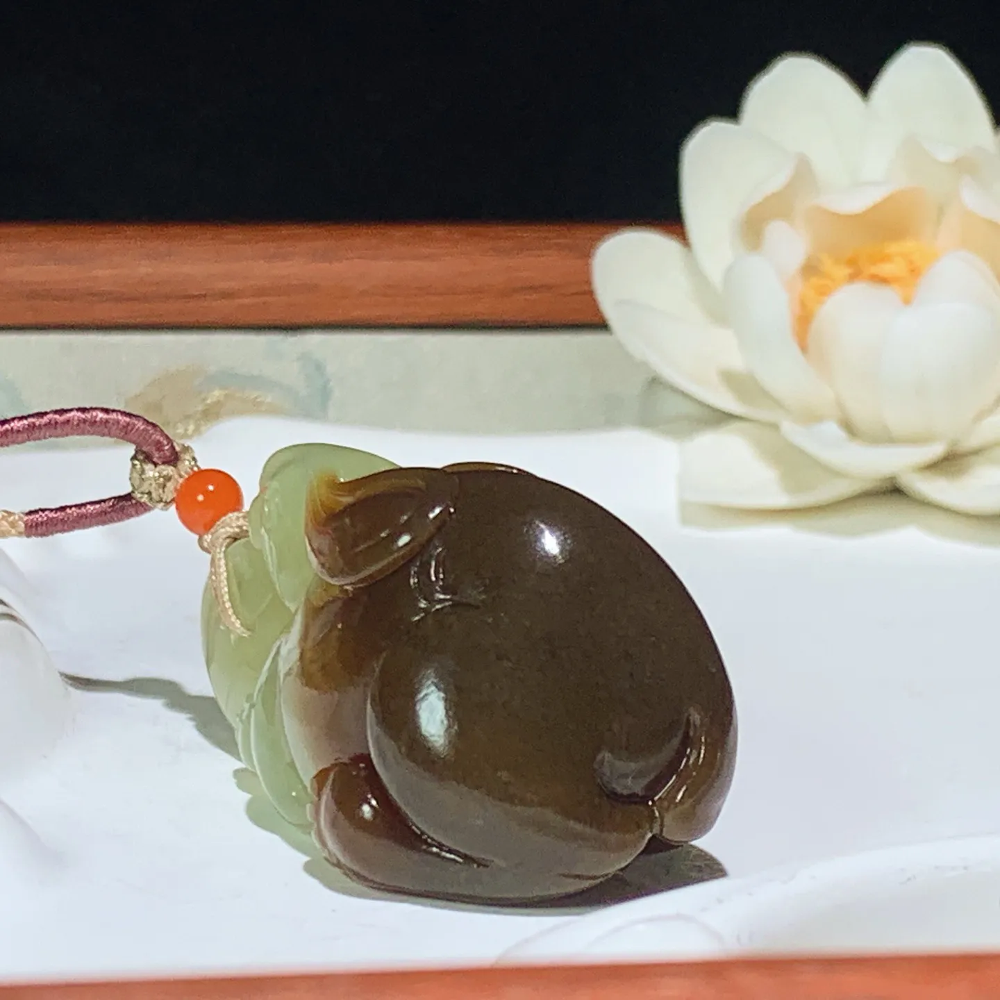 新疆若羌黄口糖料前途无量兔子挂件。尺寸51/22/25重39克。玉质细腻油润。手推出油。佩戴高端典雅