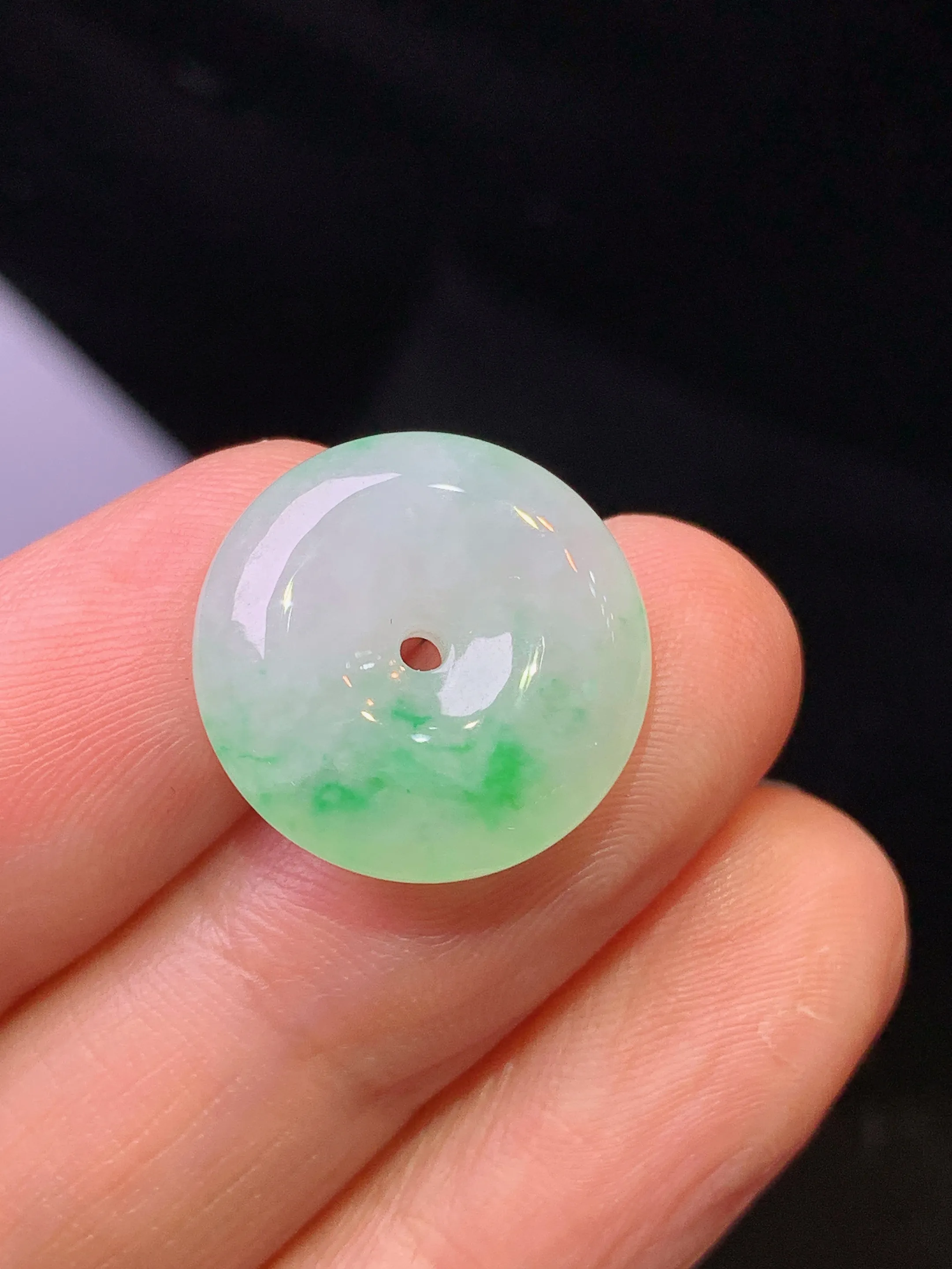 飘绿平安扣吊坠 玉质细腻 色泽艳丽清新 整体尺寸 16.6*5