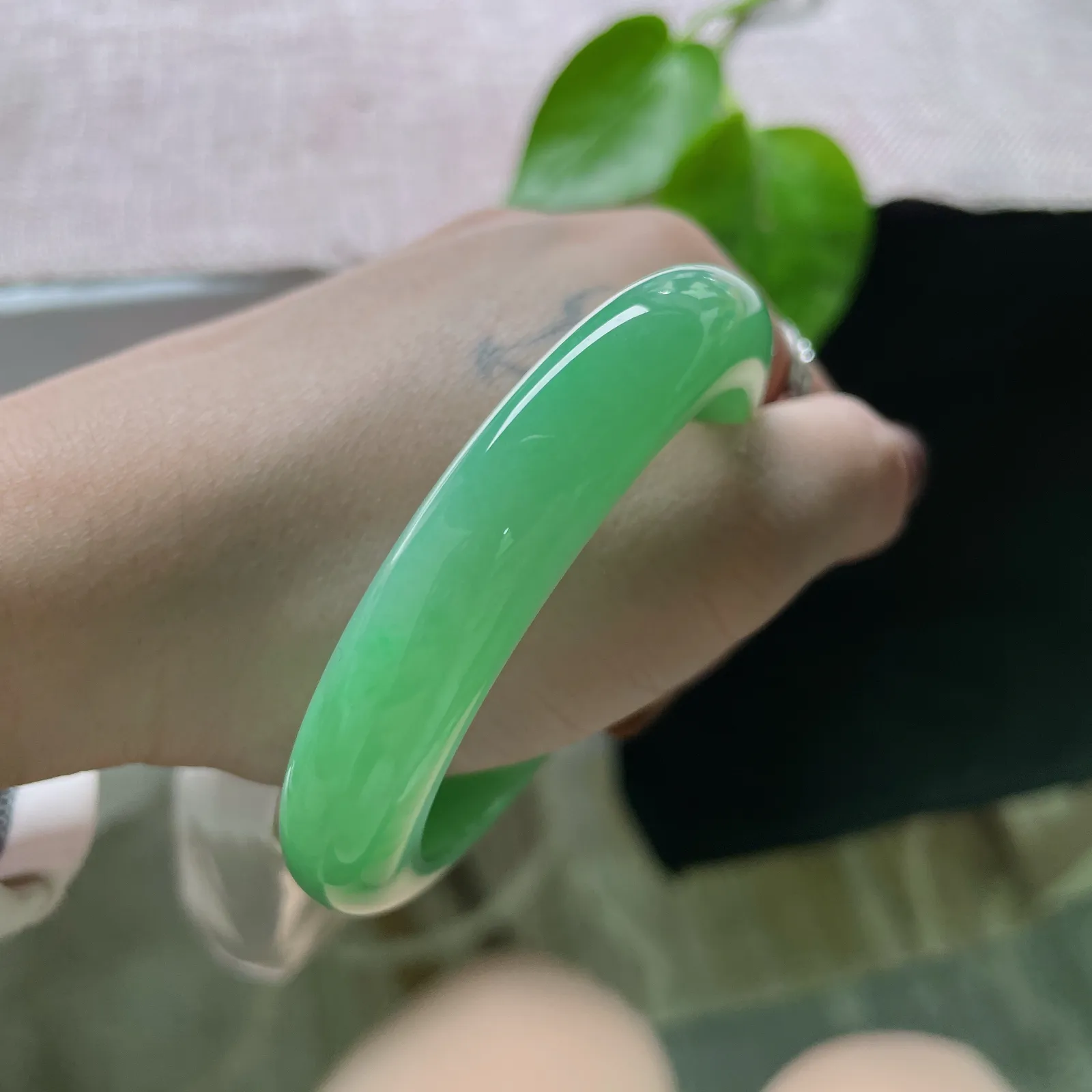 53.1/11.5/9.2绿底正圈，水润细腻，翠色伊人，郁郁葱葱，生机勃勃～