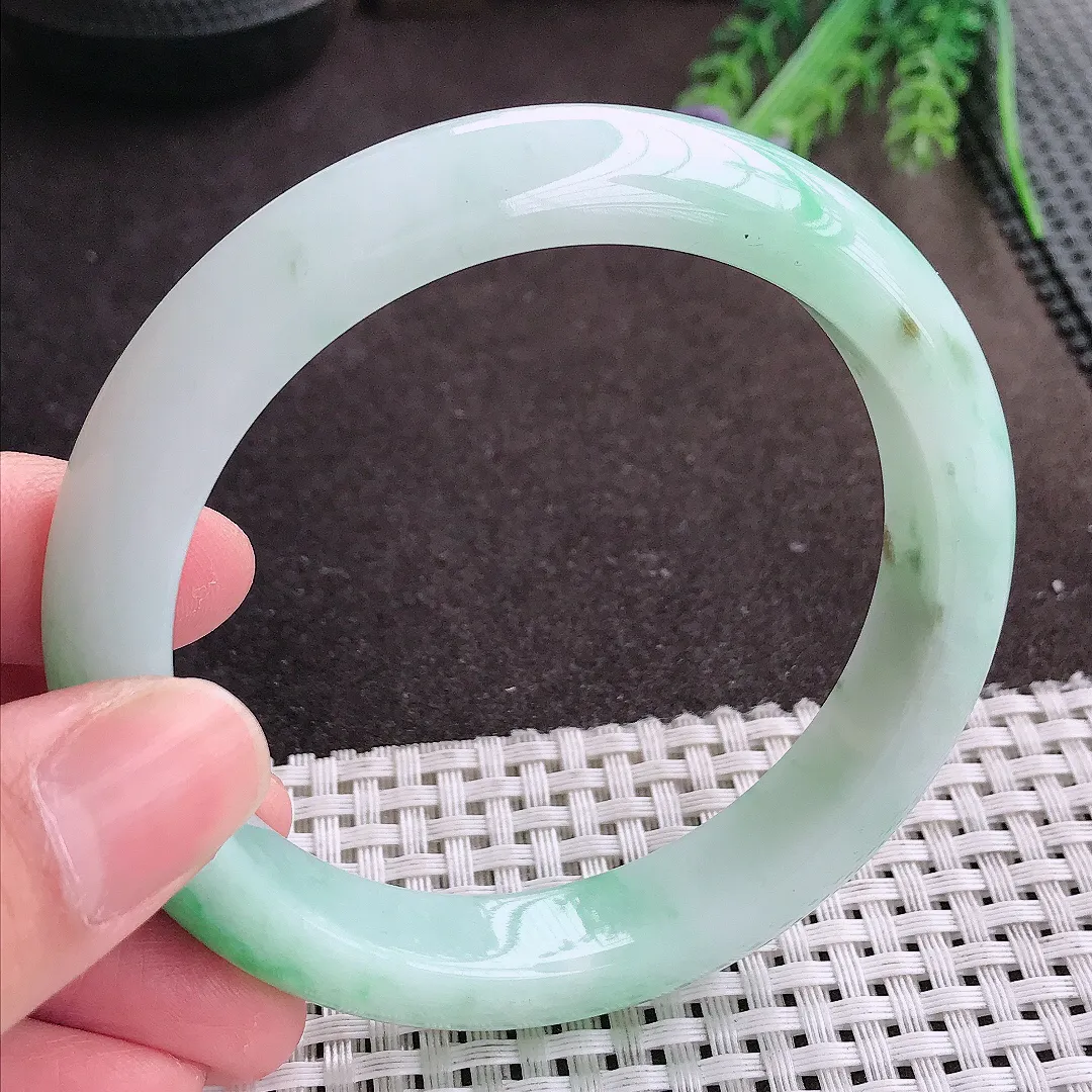实拍A货翡翠61/12.2/9大圈口老坑精美飘阳绿手镯宽边翡翠玉镯