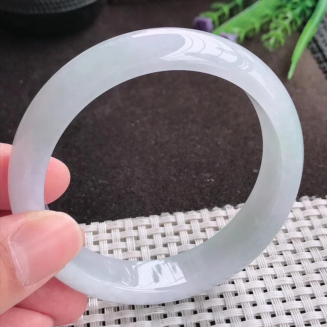 实拍A货翡翠59/14.3/8.1老坑秀气冰润月光白手镯宽边翡翠玉镯