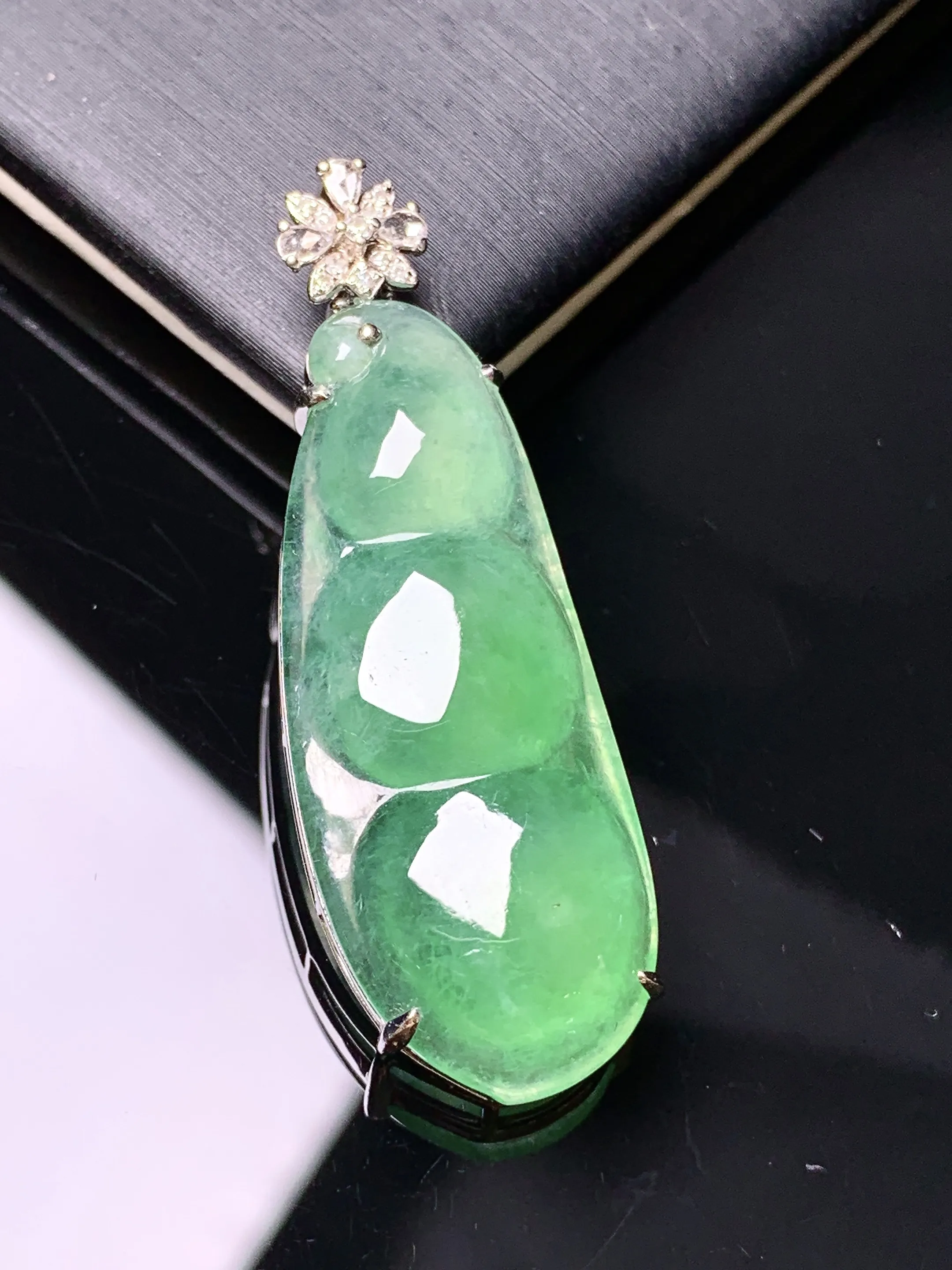 18k金钻镶嵌翠绿四季豆吊坠 玉质细腻 色泽艳丽清新 整体尺寸40.8*13.5*7