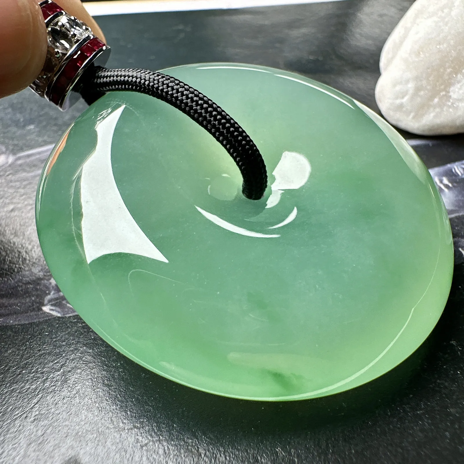 【冰种淡绿大扣子】巨无霸大平安扣，老坑料子，质量很高，大件厚装，上身霸气，难得一见的高品质大扣子，收藏品质。