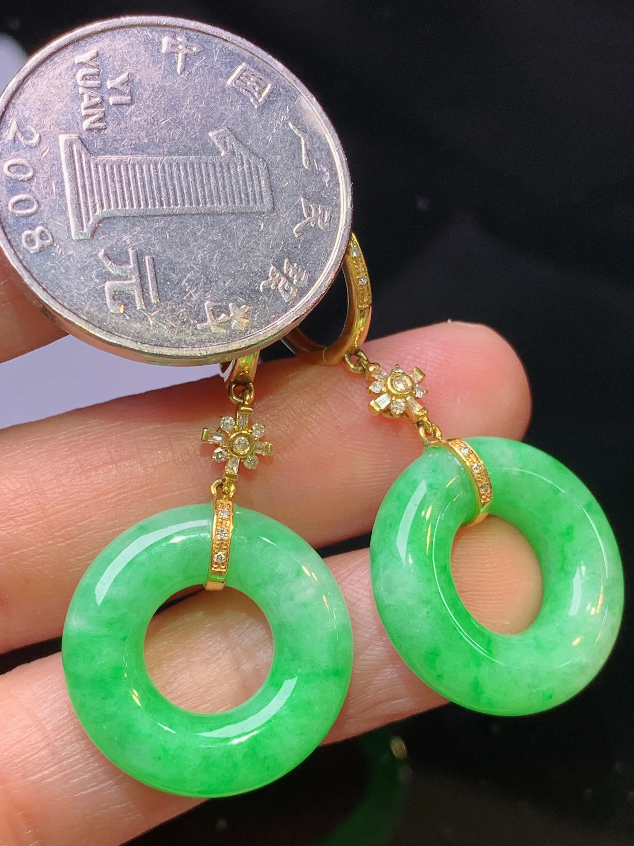 18k金钻镶嵌翠绿平安环耳坠 玉质细腻 色泽艳丽清新 整体尺寸 39.8*19.5*5