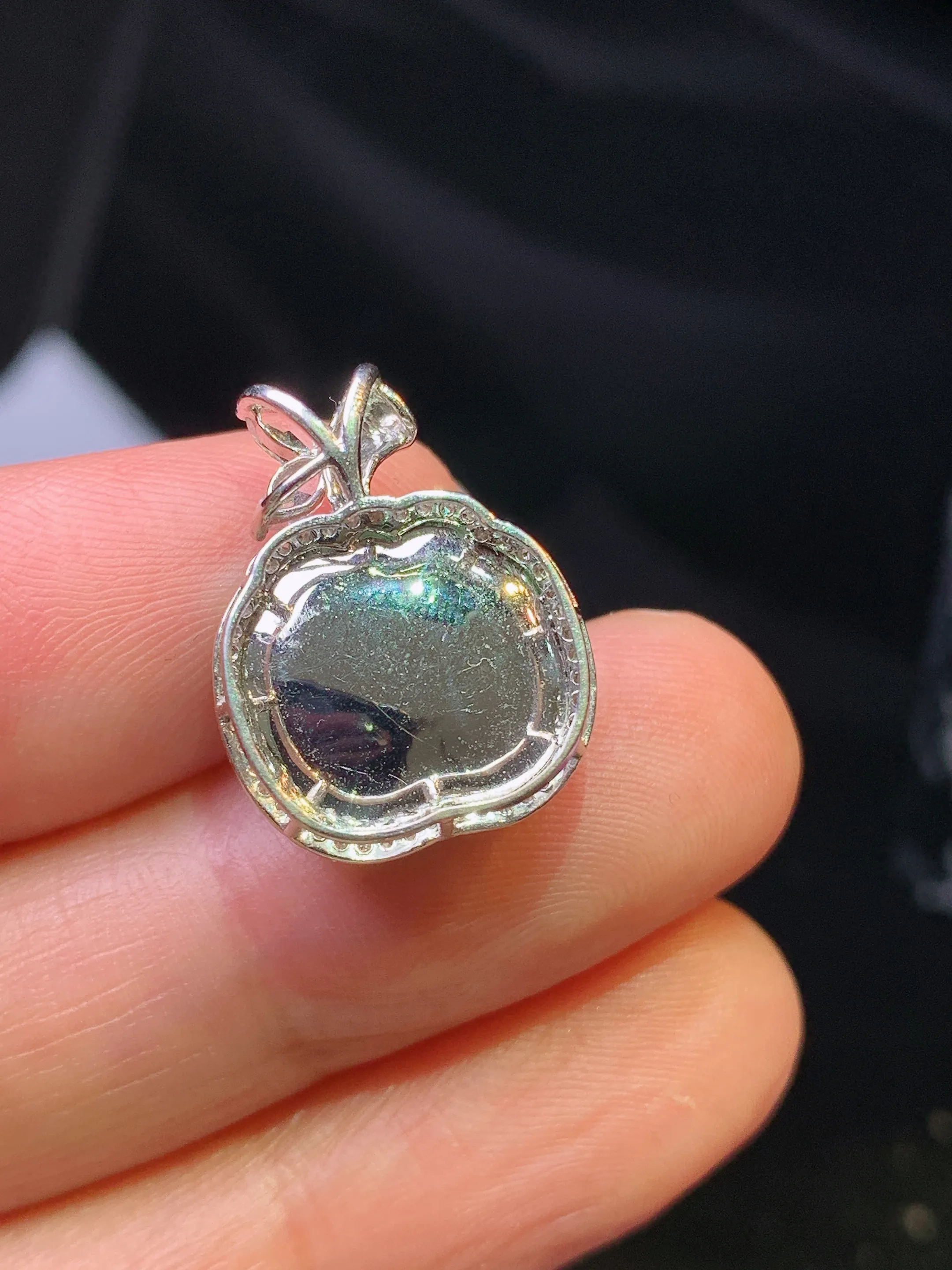 18金钻镶嵌翠绿苹果吊坠 玉质细腻 色泽清新艳丽 整体尺寸18.8*14.3*9.8