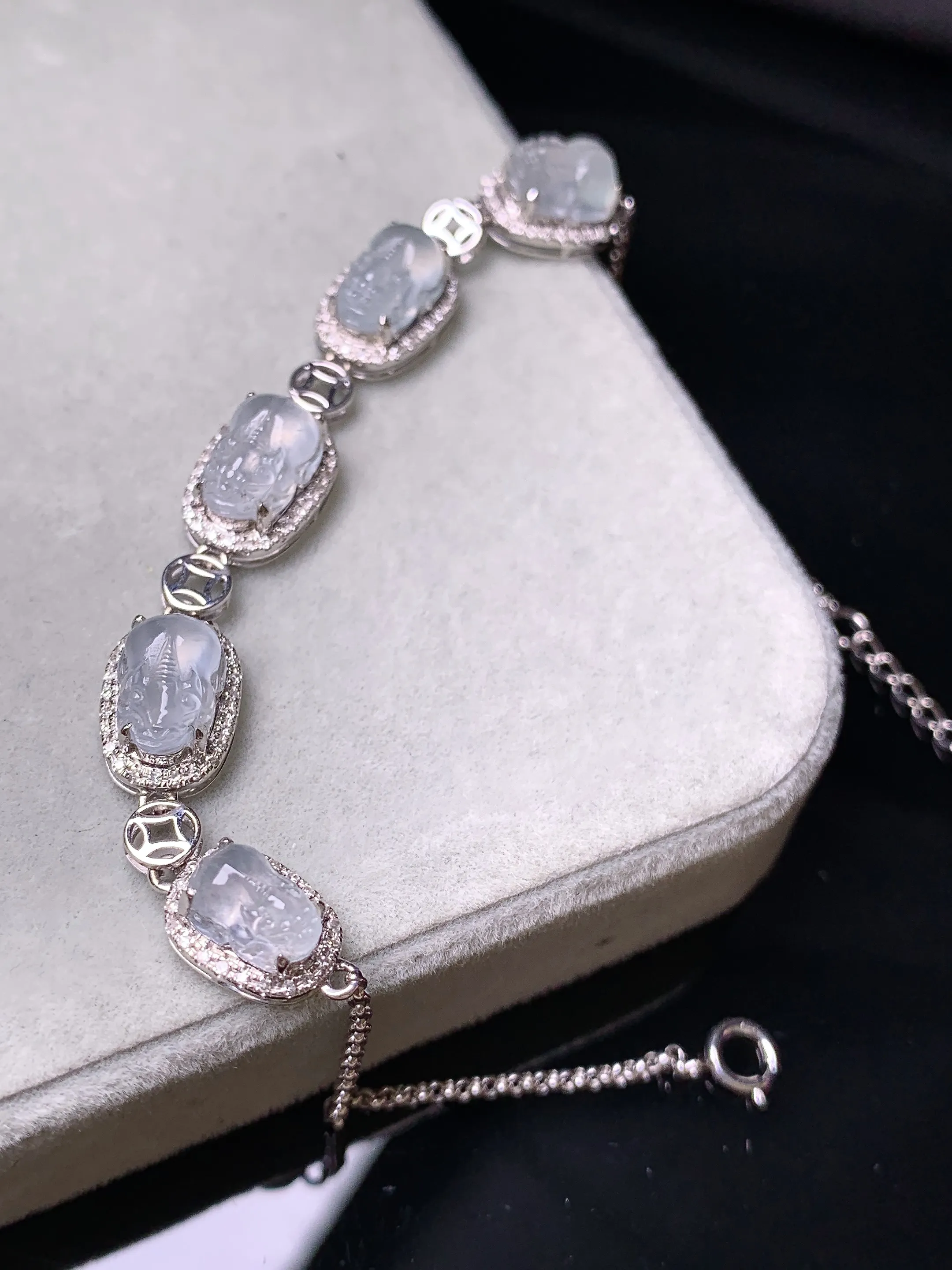 18k金钻镶嵌冰种貔貅手链 玉质细腻 色泽艳丽清新 整体尺寸10.8*7.6*6