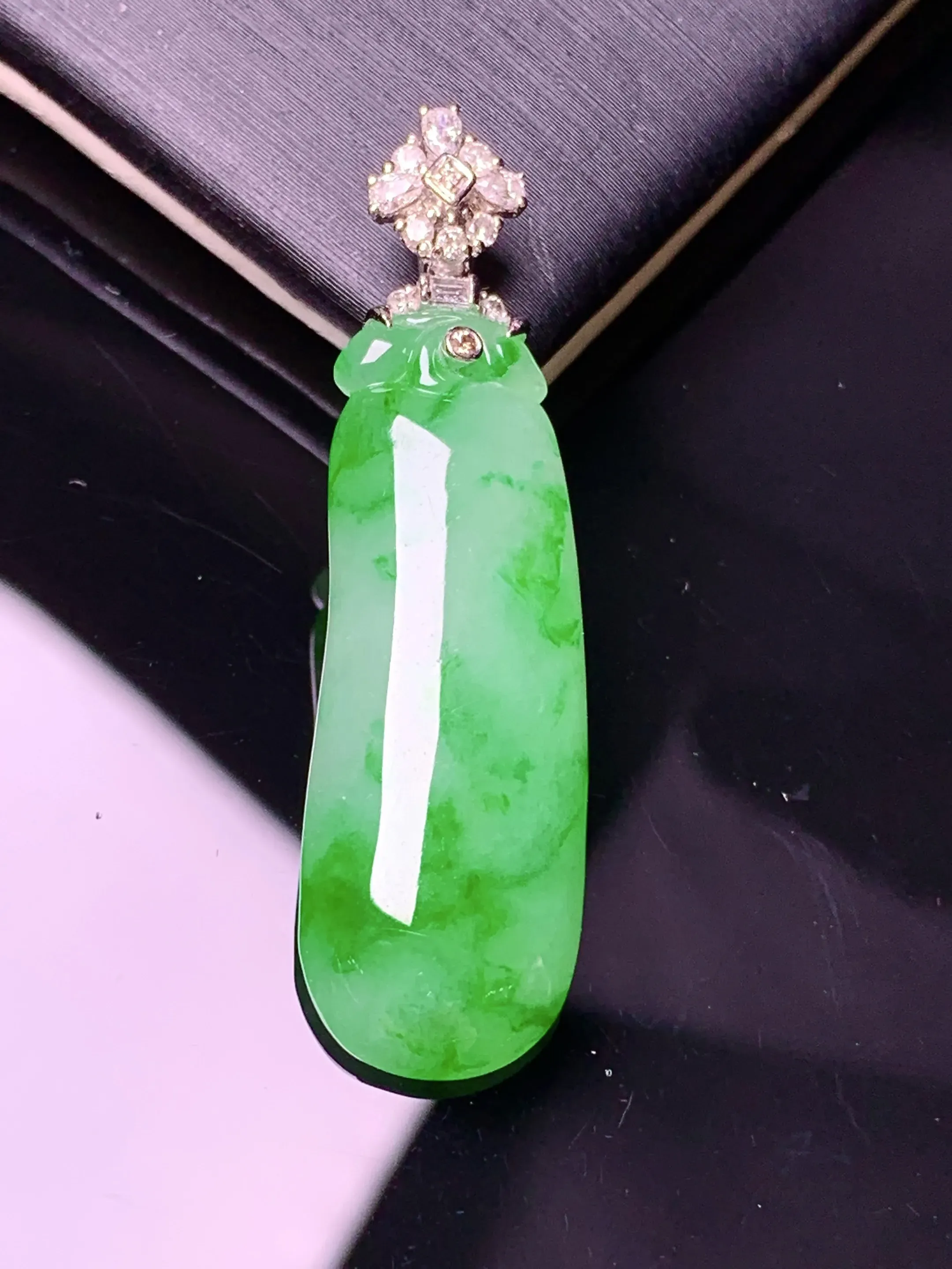 18k金钻镶嵌翠绿福瓜吊坠 玉质细腻 色泽艳丽清新 整体尺寸39.6*11.3*4.6