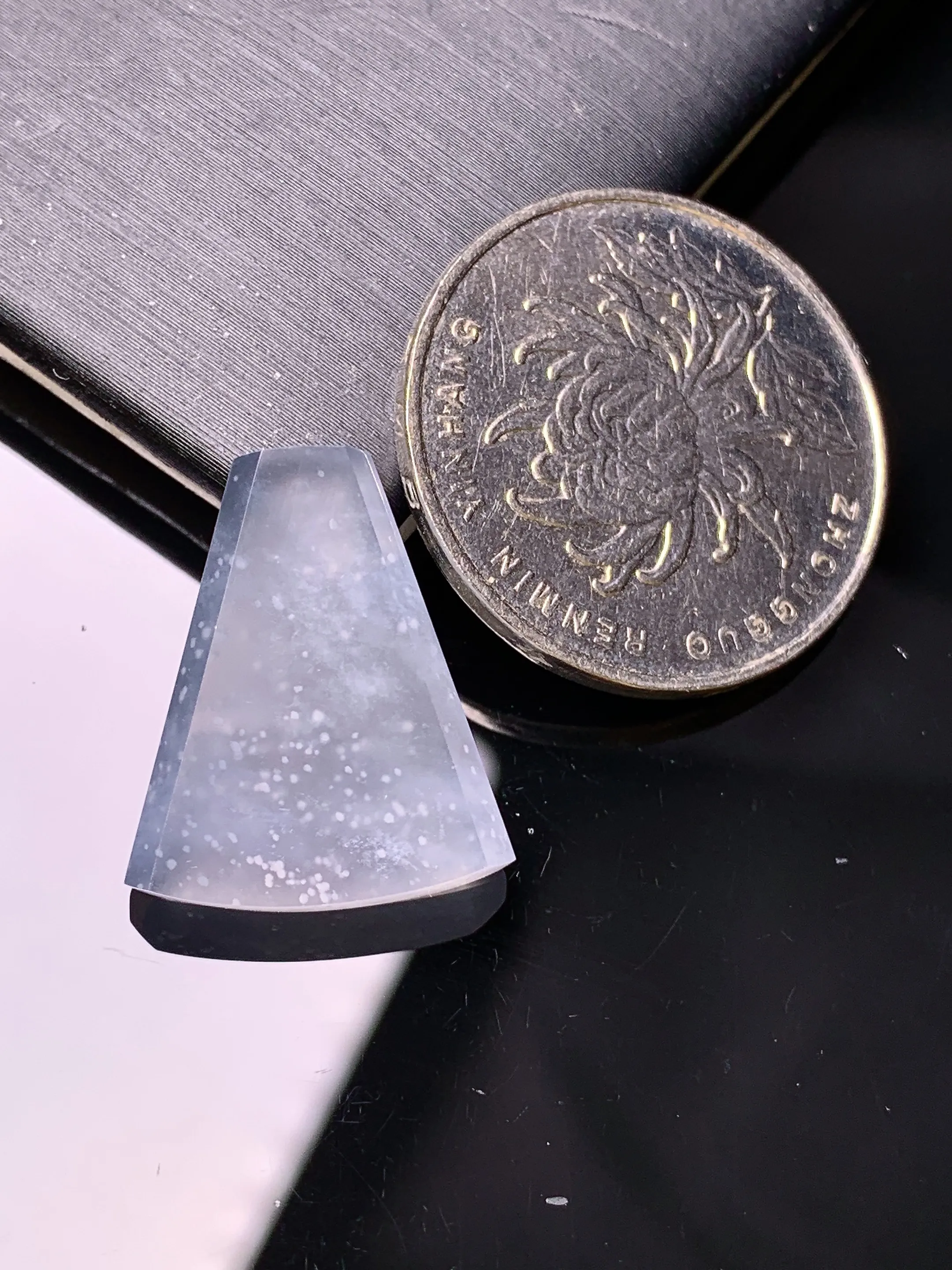 镶嵌款 冰种无事牌吊坠 玉质细腻 色泽清新艳丽 整体尺寸20.5*17.2*3.8