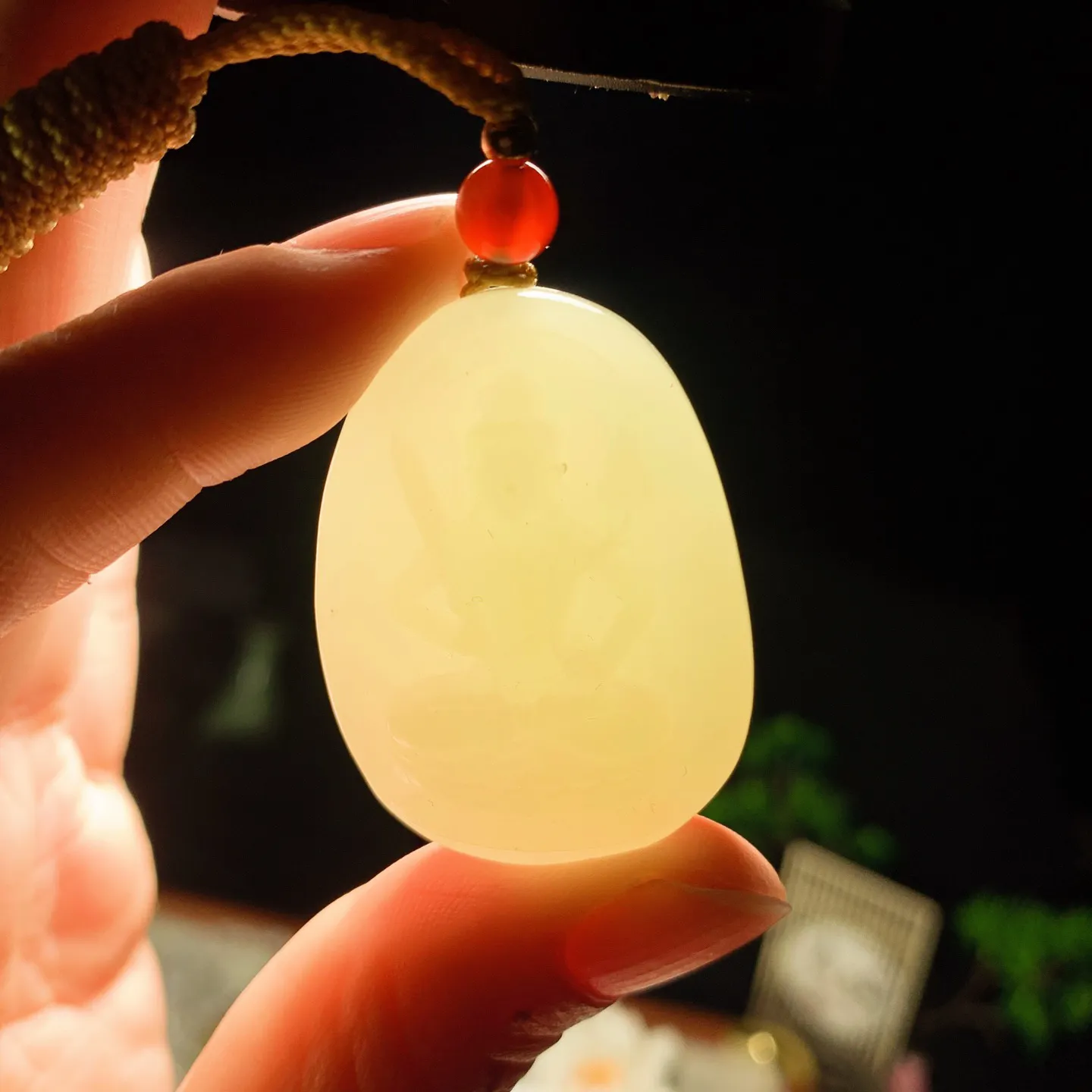 新疆若羌黄口料虚空藏菩萨牌子挂件。尺寸38/28/12重27.5克。玉质细腻油润。手推出油。佩戴高端典雅。lt260122