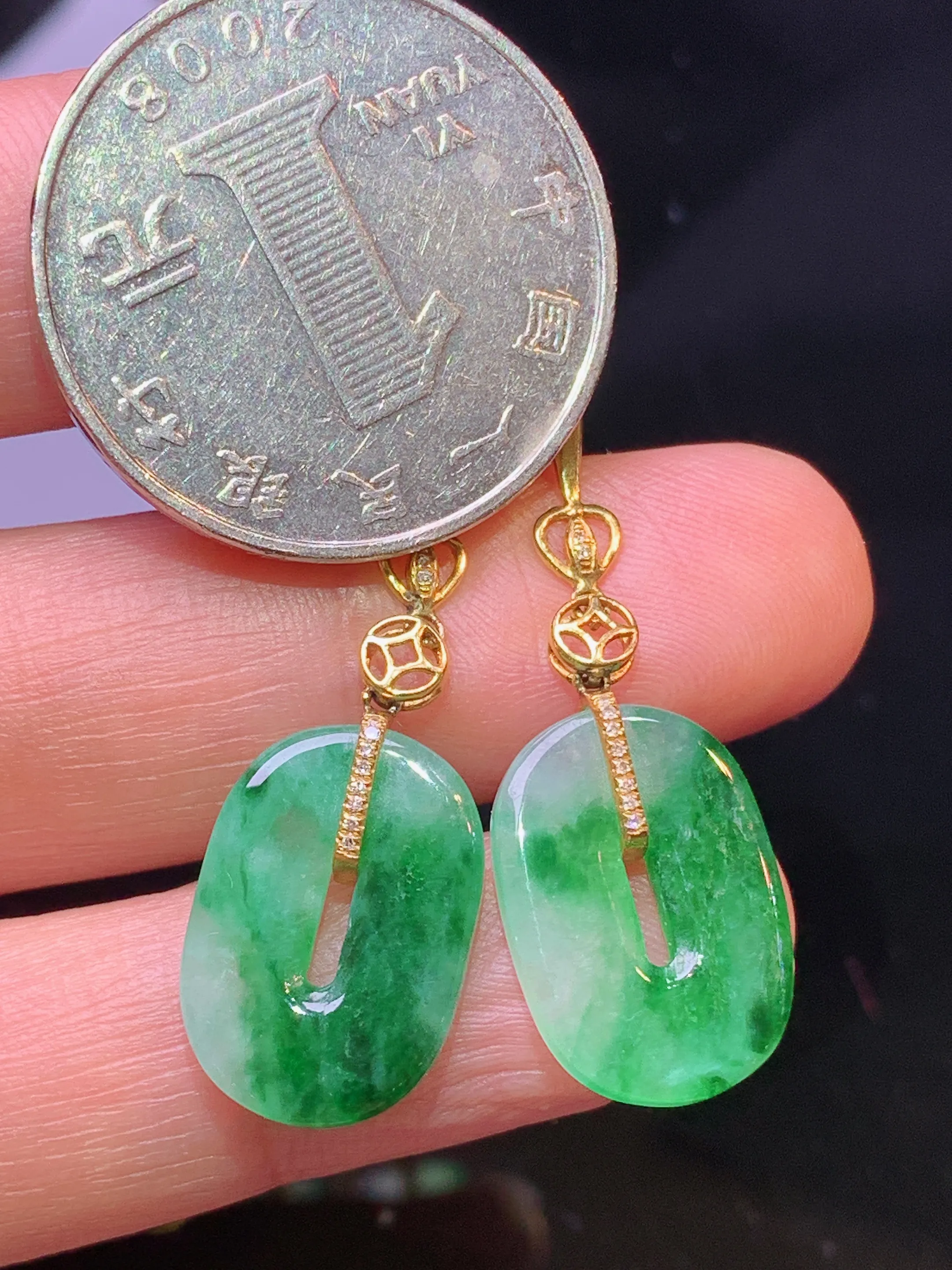 18金钻镶嵌飘绿平安扣耳坠 玉质细腻 色泽清新艳丽 整体尺寸37*11.5*2.7