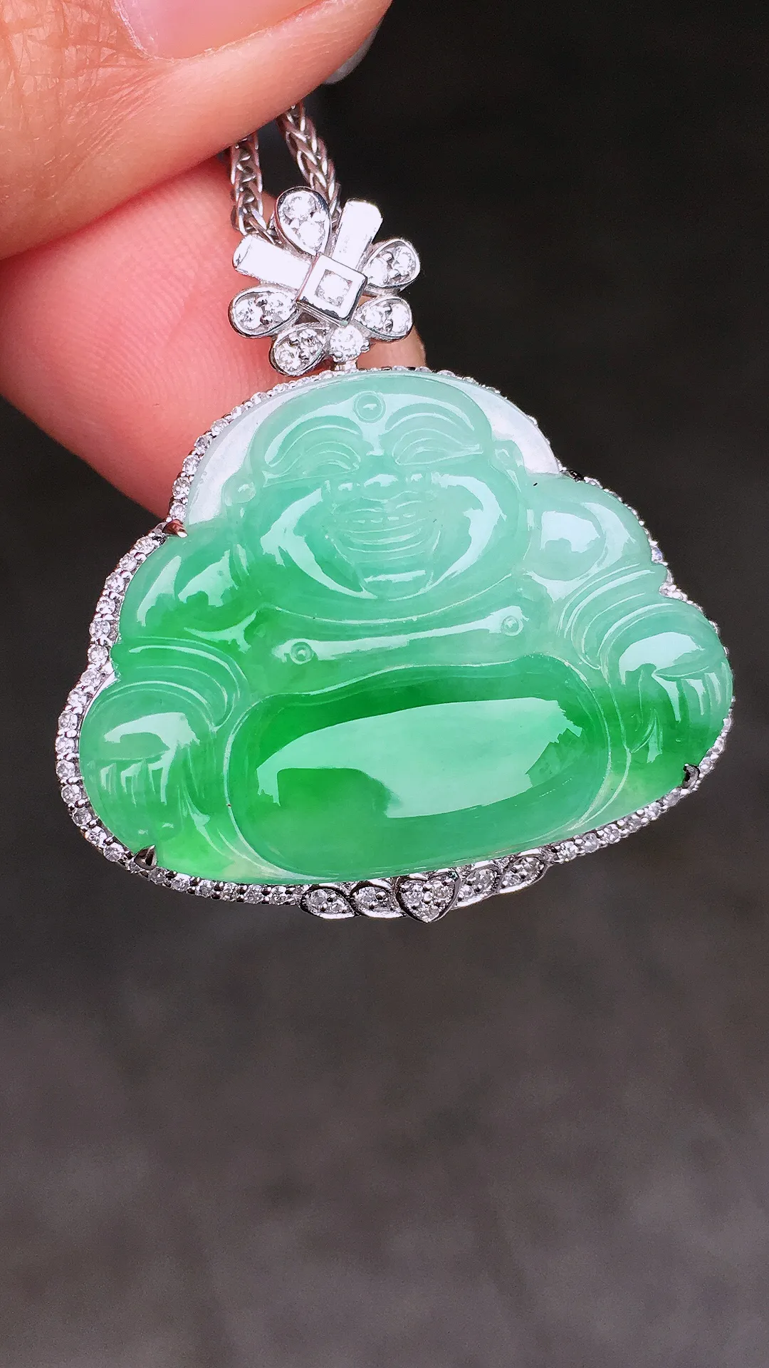 飘绿吊坠，色泽艳丽，玉质细腻，荧光感超
强，饱满圆润，尽显优雅气质，18k
金豪华镶嵌