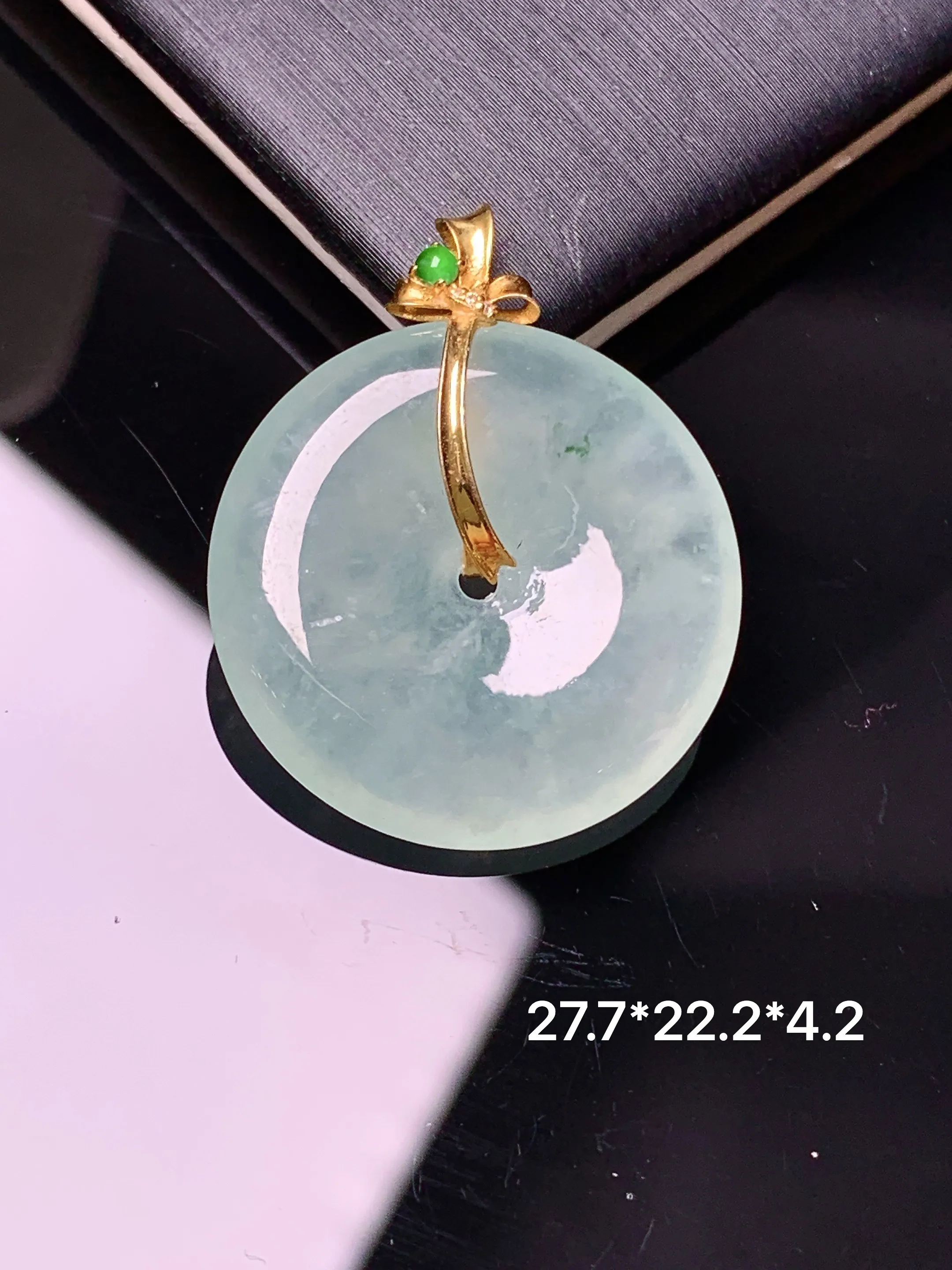 18金镶嵌冰种平安扣吊坠 玉质细腻 色泽清新艳丽 整体尺寸27.7*22.2*4.2