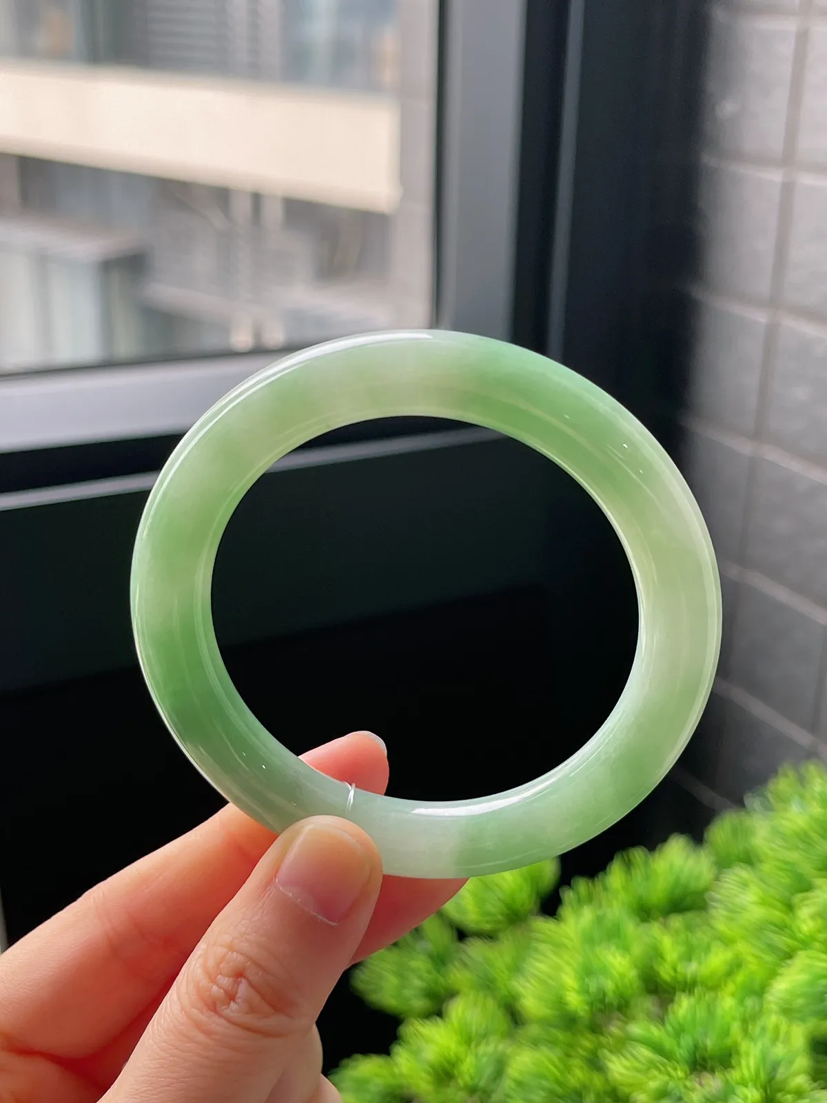 圆镯53.7圈口，翡翠糯化种淡绿色手镯