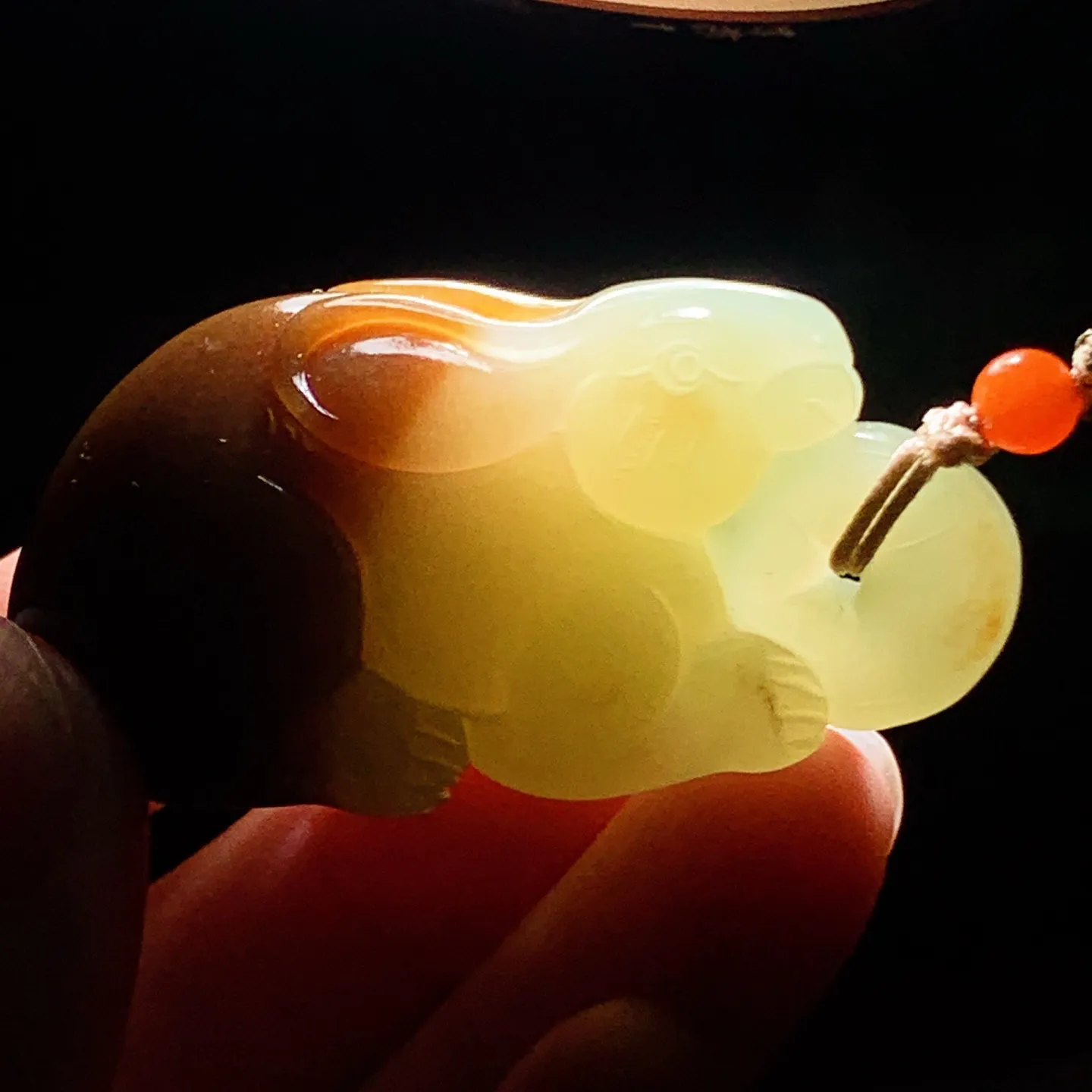 新疆若羌黄口糖料前途无量兔子挂件。尺寸51/22/25重39克。玉质细腻油润。手推出油。佩戴高端典雅。lt260122