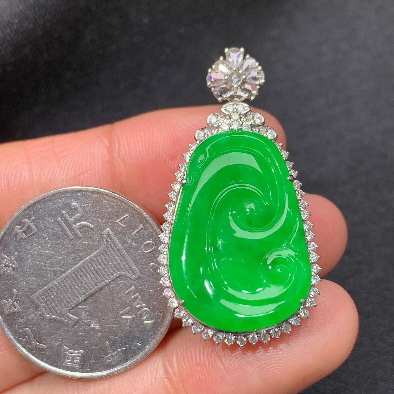 阳绿如意吊坠，18k金镶嵌，色泽鲜阳，冰润细腻，种水足，Lp 尺寸36.5*19.5*9.6