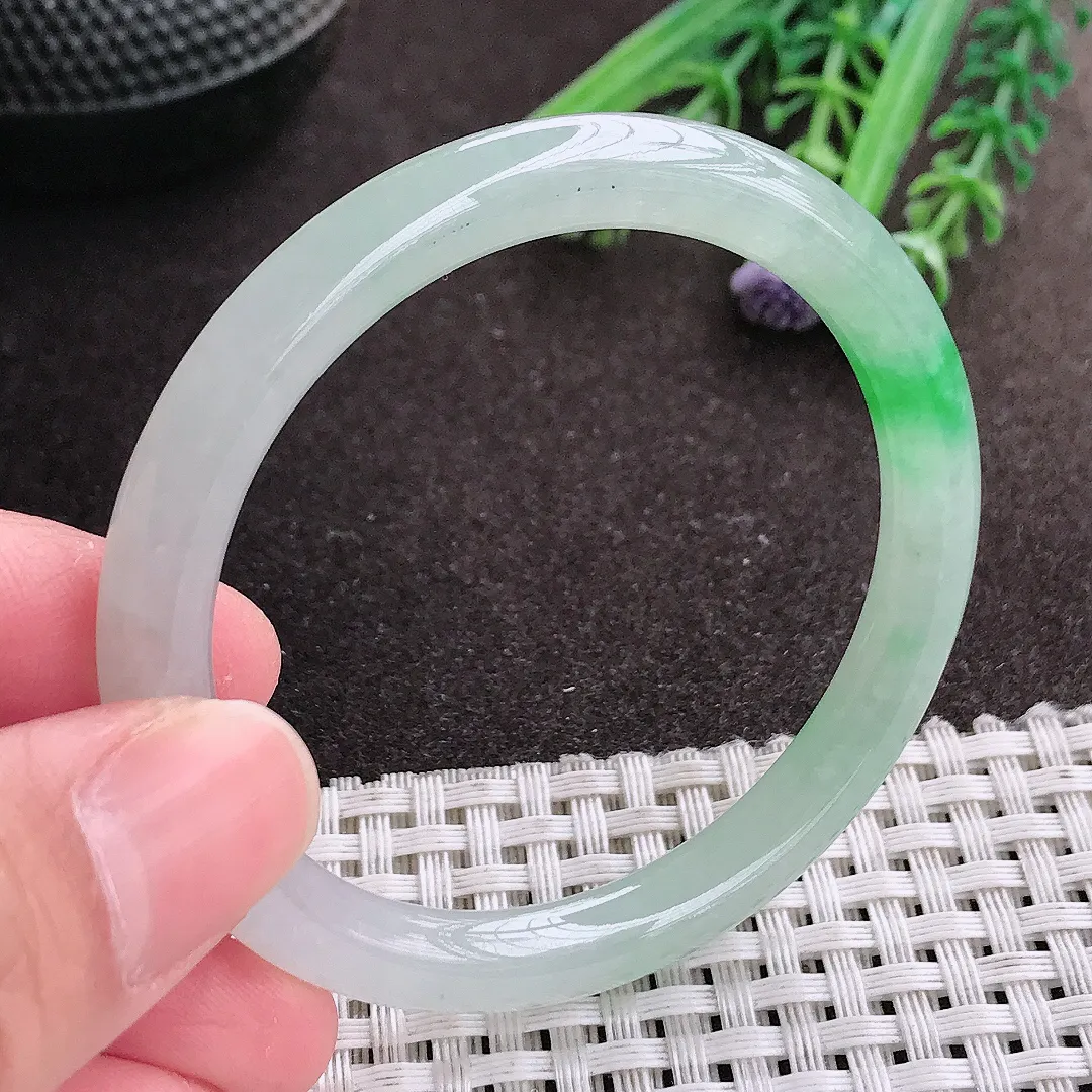 实拍A货翡翠49.5/6.8/7.3小圈口老坑冰胶水灵飘阳绿圆条手镯细条翡翠玉镯