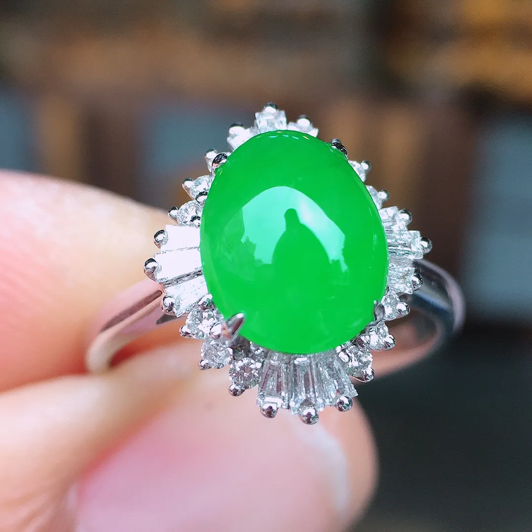 阳绿蛋面戒指，色泽均匀艳丽，玉质细腻，荧光感超
强，饱满圆润，尽显优雅气质，18k
金豪华镶嵌