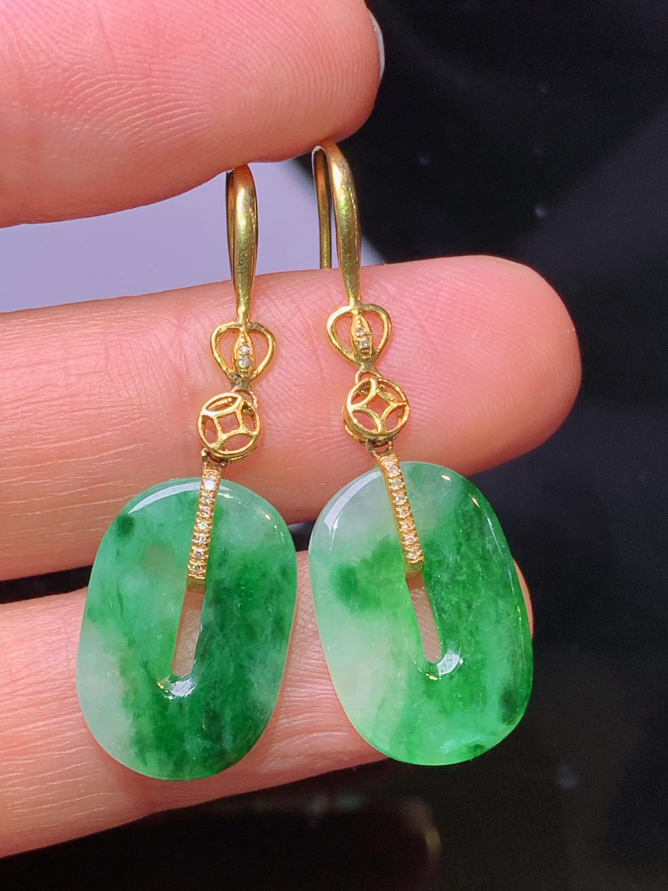 18金钻镶嵌飘绿平安扣耳坠 玉质细腻 色泽清新艳丽 整体尺寸37*11.5*2.7