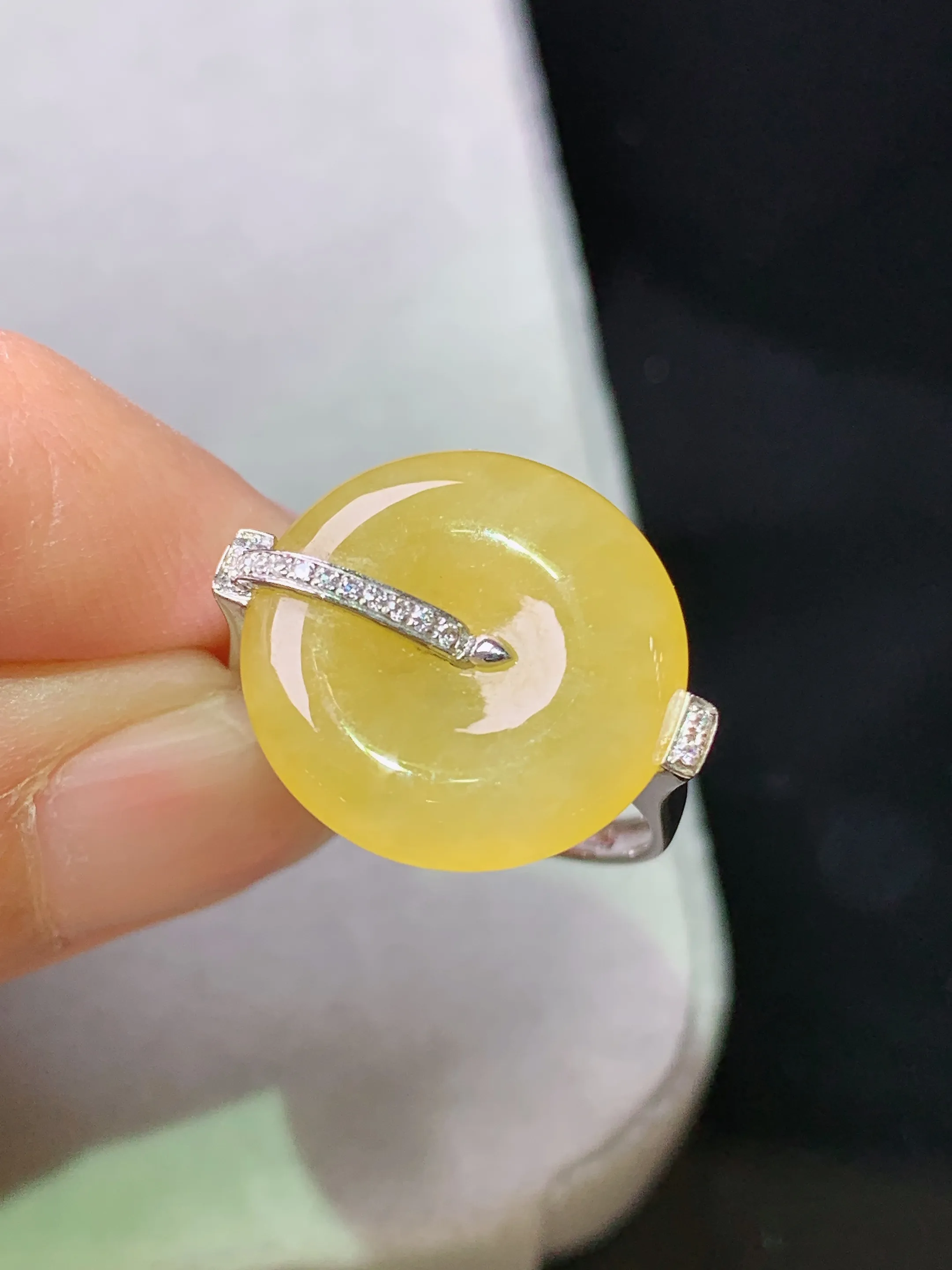 18k金钻镶嵌黄翡平安扣戒指 玉质细腻 色泽艳丽清新 圈口14.5 整体尺寸 15.6*3.2