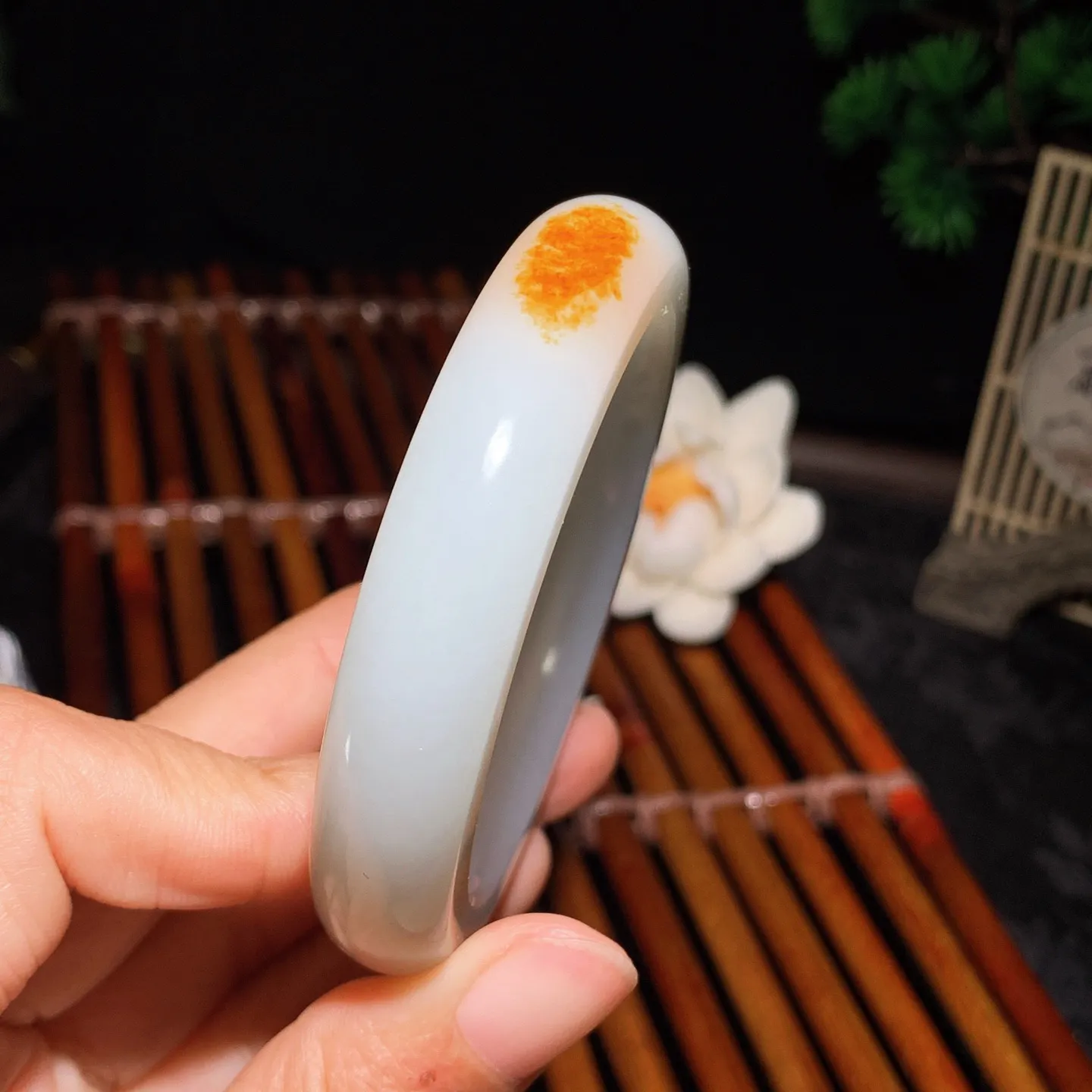 54圈口 新疆和田玉油皮料羊脂白手镯 54圈口条宽 12厚10重61.5克。玉质细腻油润。手推出油。佩戴高端典雅。lt260122