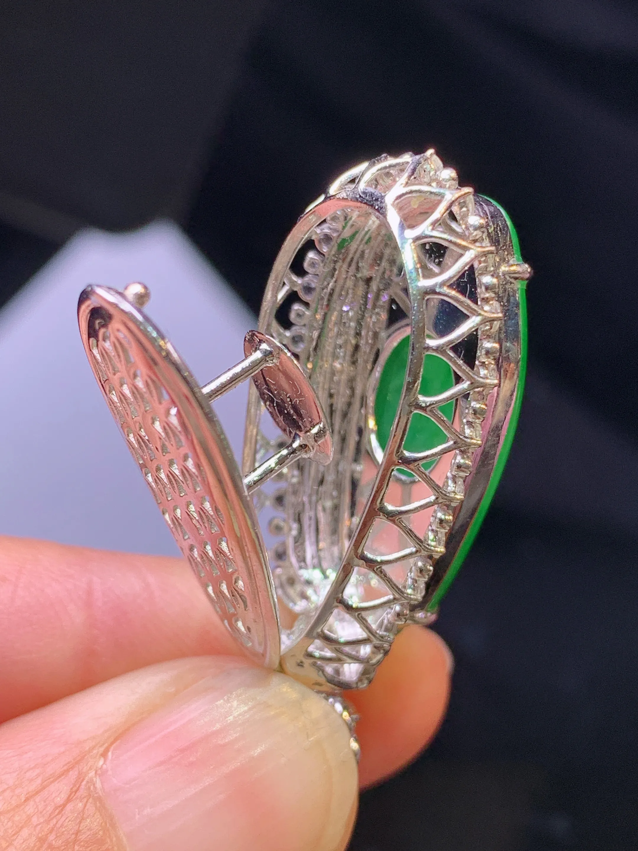 18k金钻镶嵌翠绿福瓜吊坠 玉质细腻 色泽艳丽清新 整体尺寸39*17*12.5