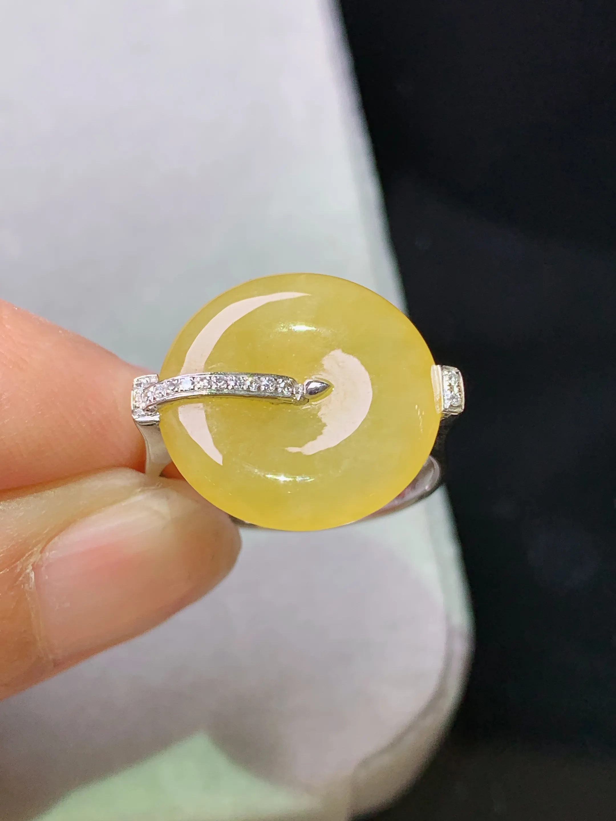 18k金钻镶嵌黄翡平安扣戒指 玉质细腻 色泽艳丽清新 圈口14.5 整体尺寸 15.6*3.2